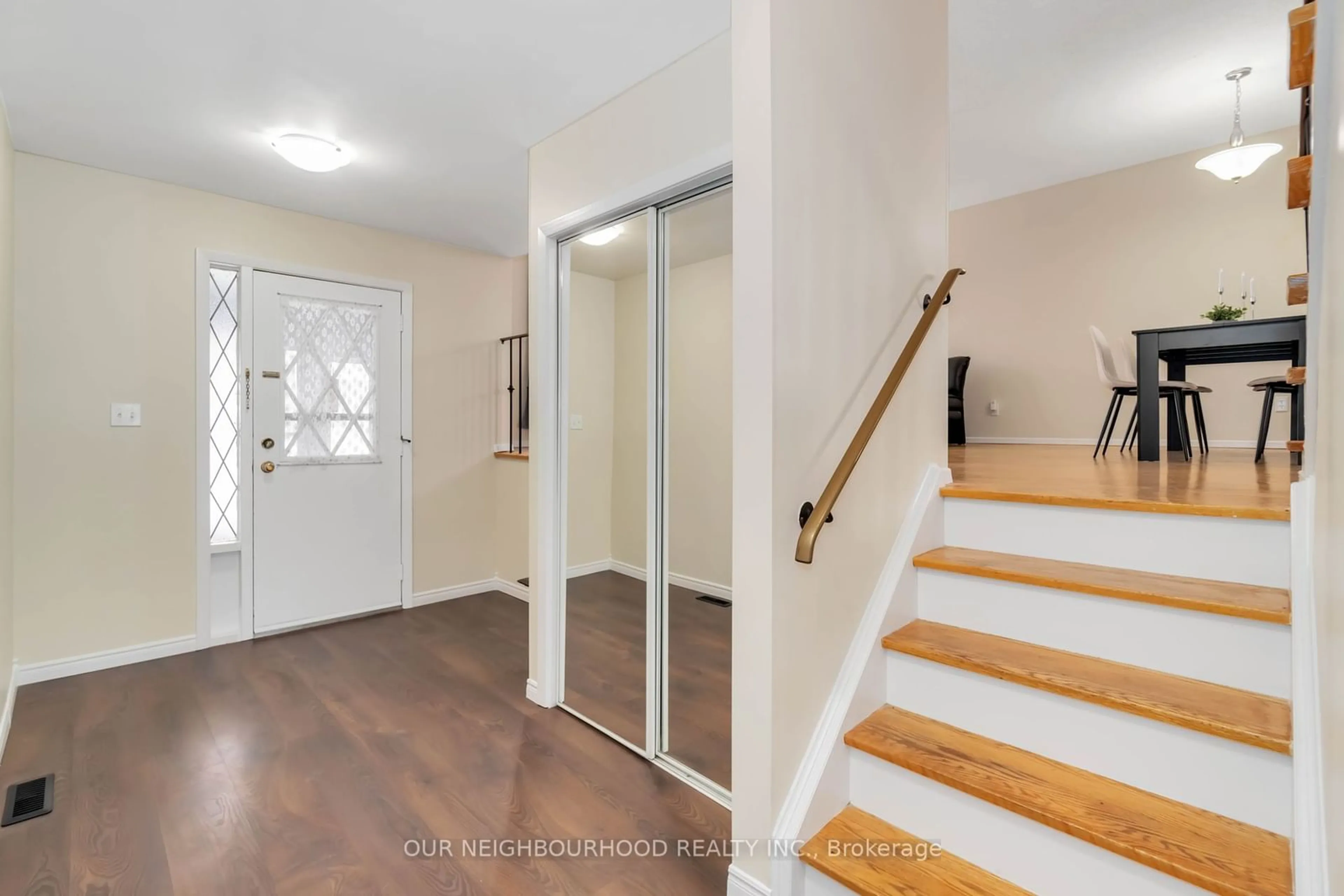 Indoor entryway for 1255 Dunbar Rd, Cambridge Ontario N3H 4Z6