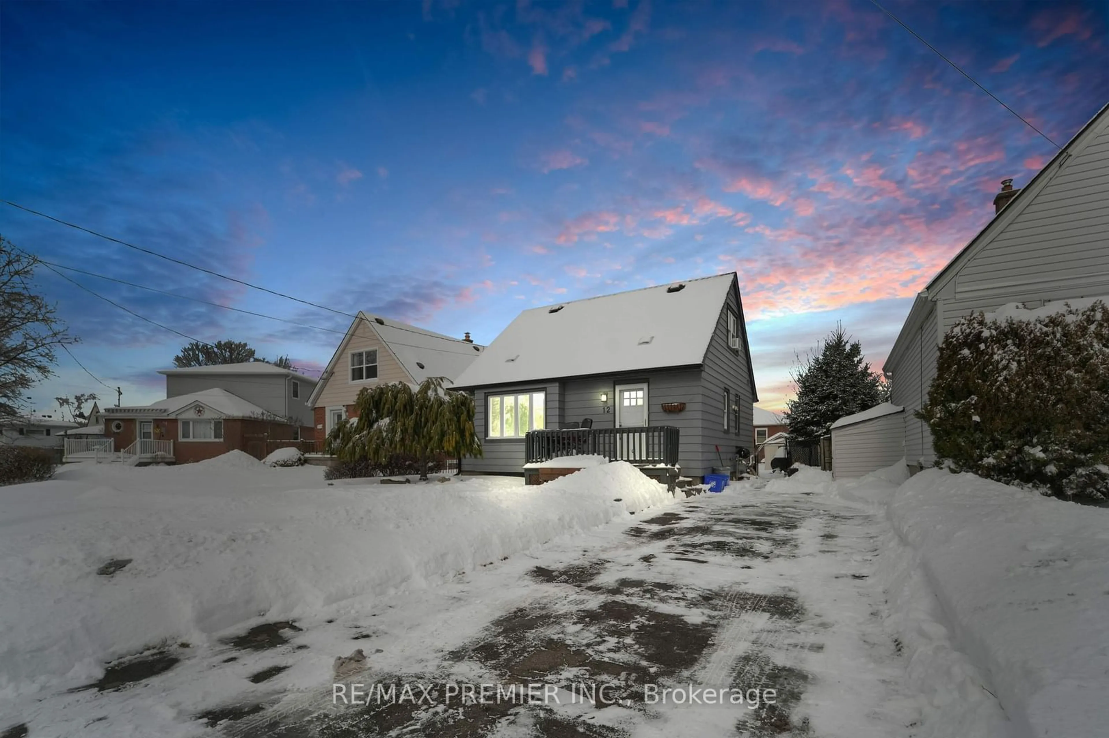 A pic from outside/outdoor area/front of a property/back of a property/a pic from drone, street for 12 BURNS Pl, Hamilton Ontario L8V 1N7