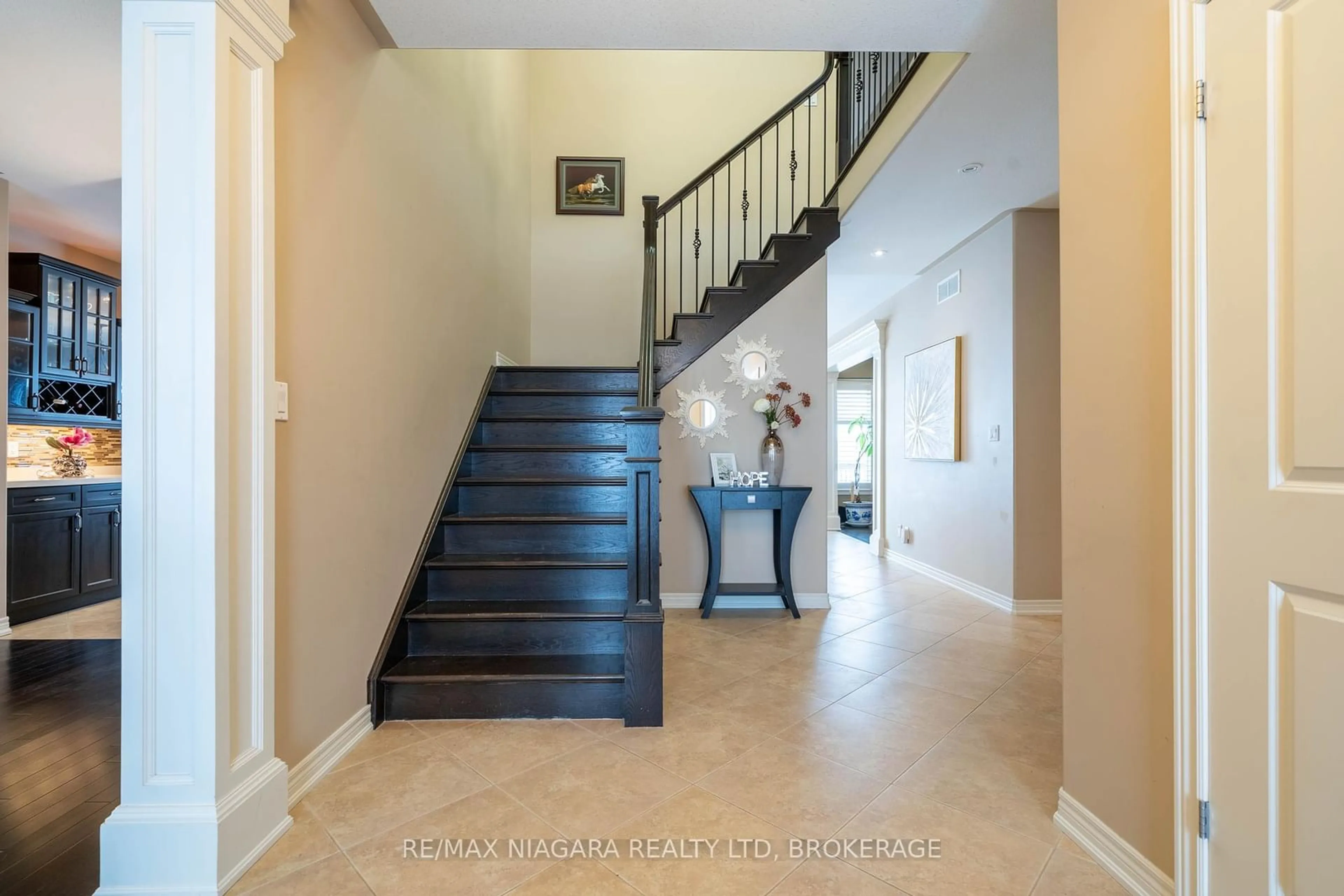 Indoor foyer for 7102 ST MICHAEL Ave, Niagara Falls Ontario L2H 3N5