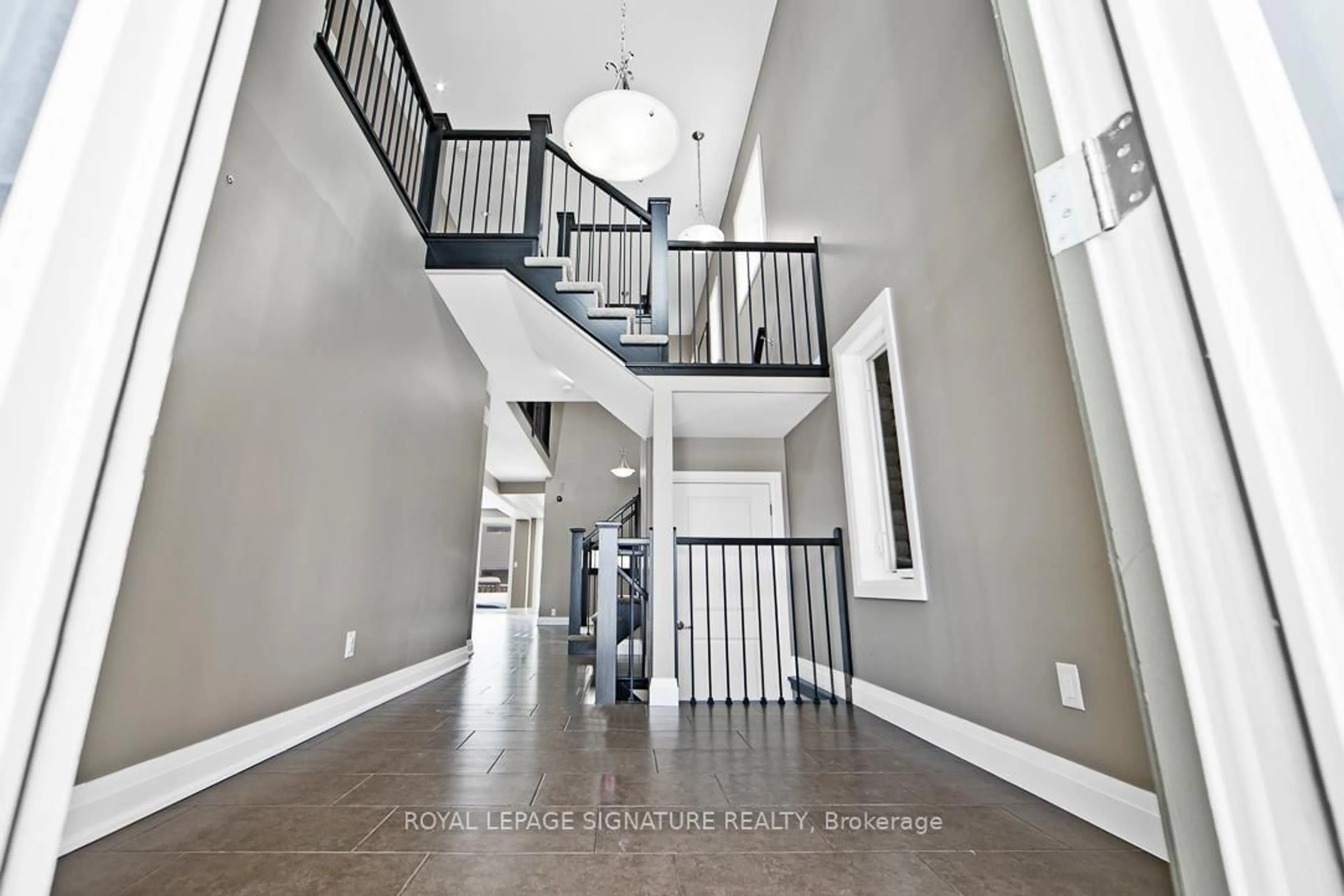 Indoor foyer for 593 Pinery Tr, Waterloo Ontario N2V 2Y3