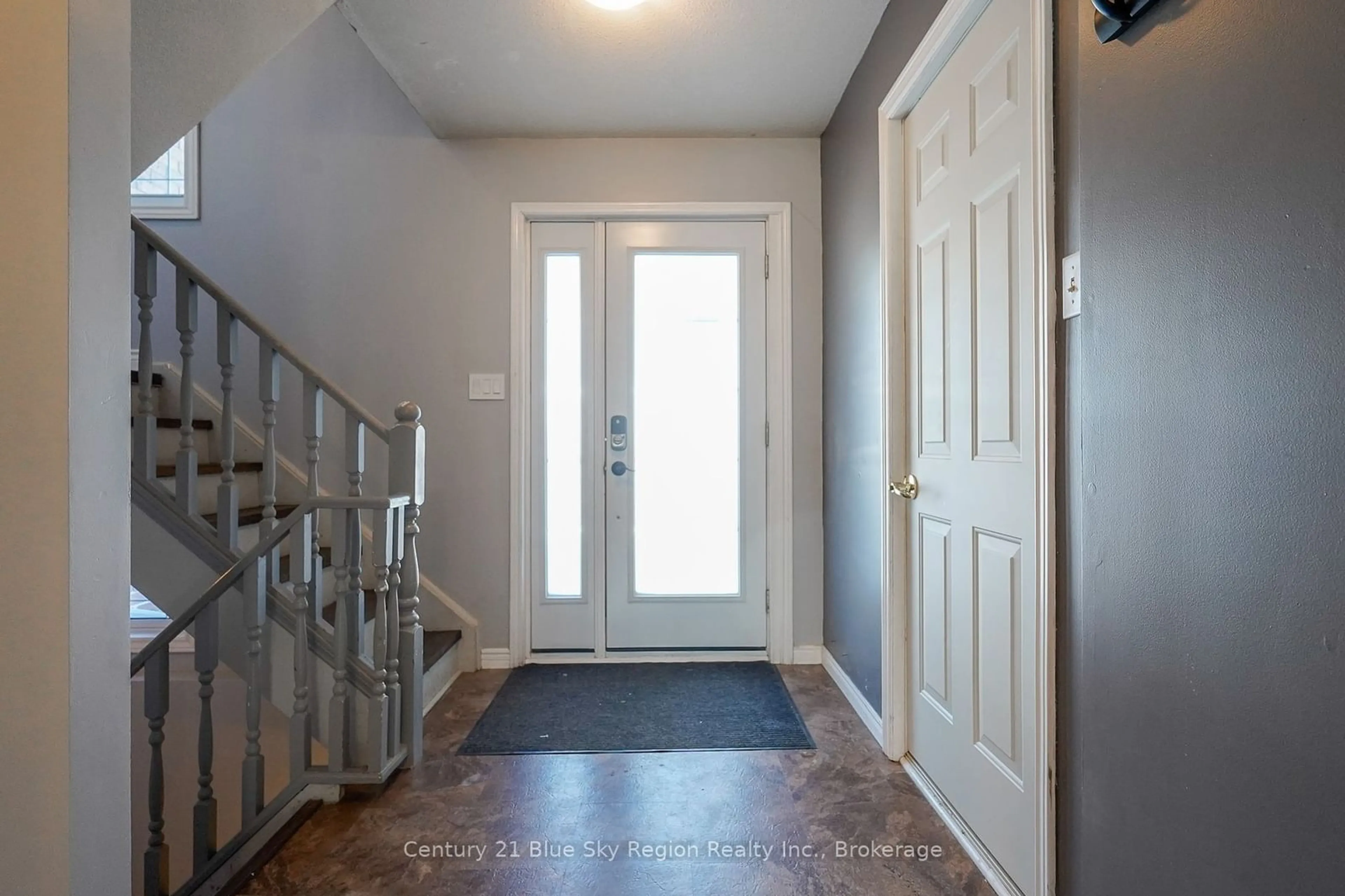 Indoor entryway for 663 Bromley Ave, North Bay Ontario P1B 9H9