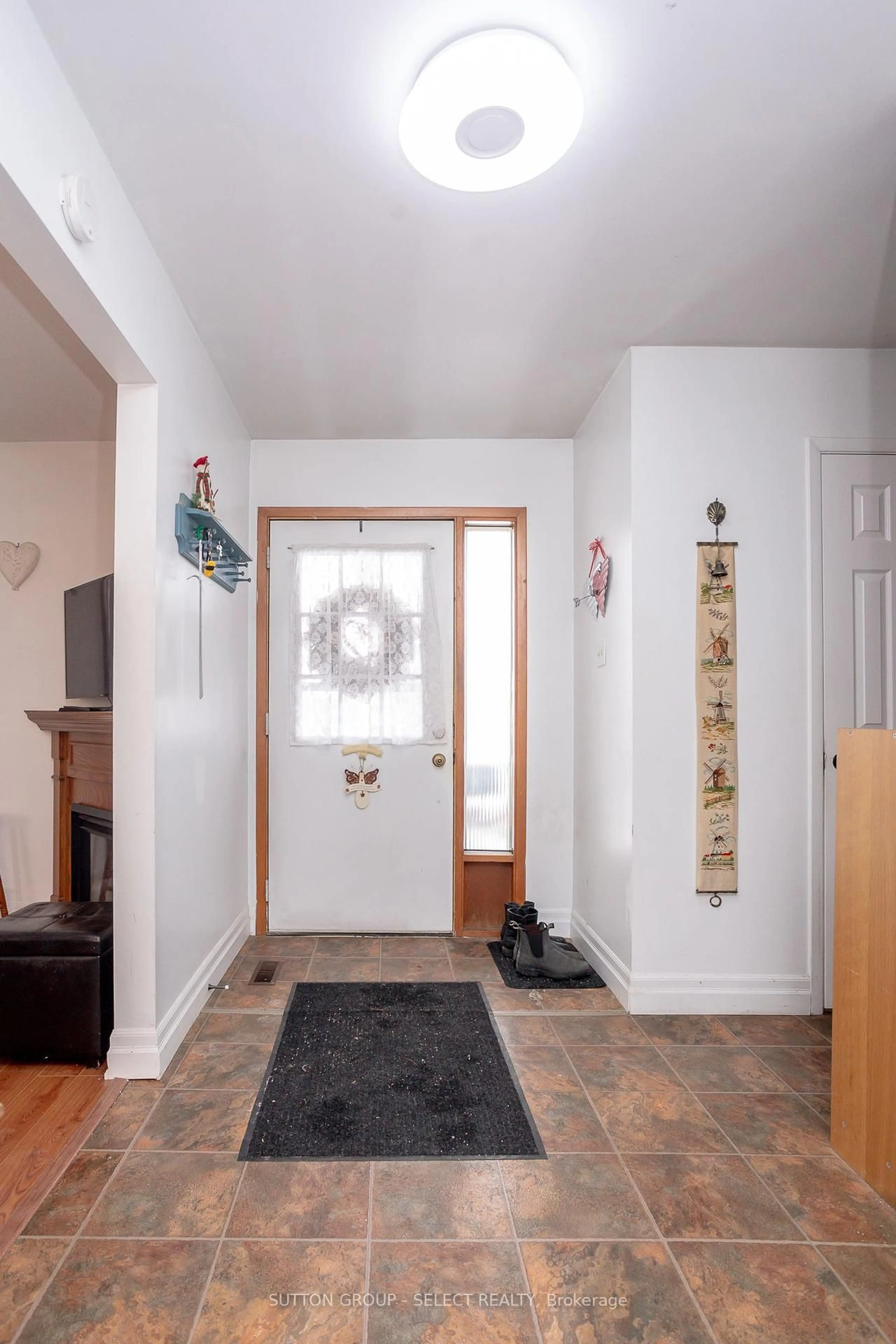 Indoor entryway for 39 ARCHER Cres, London Ontario N6E 2A4