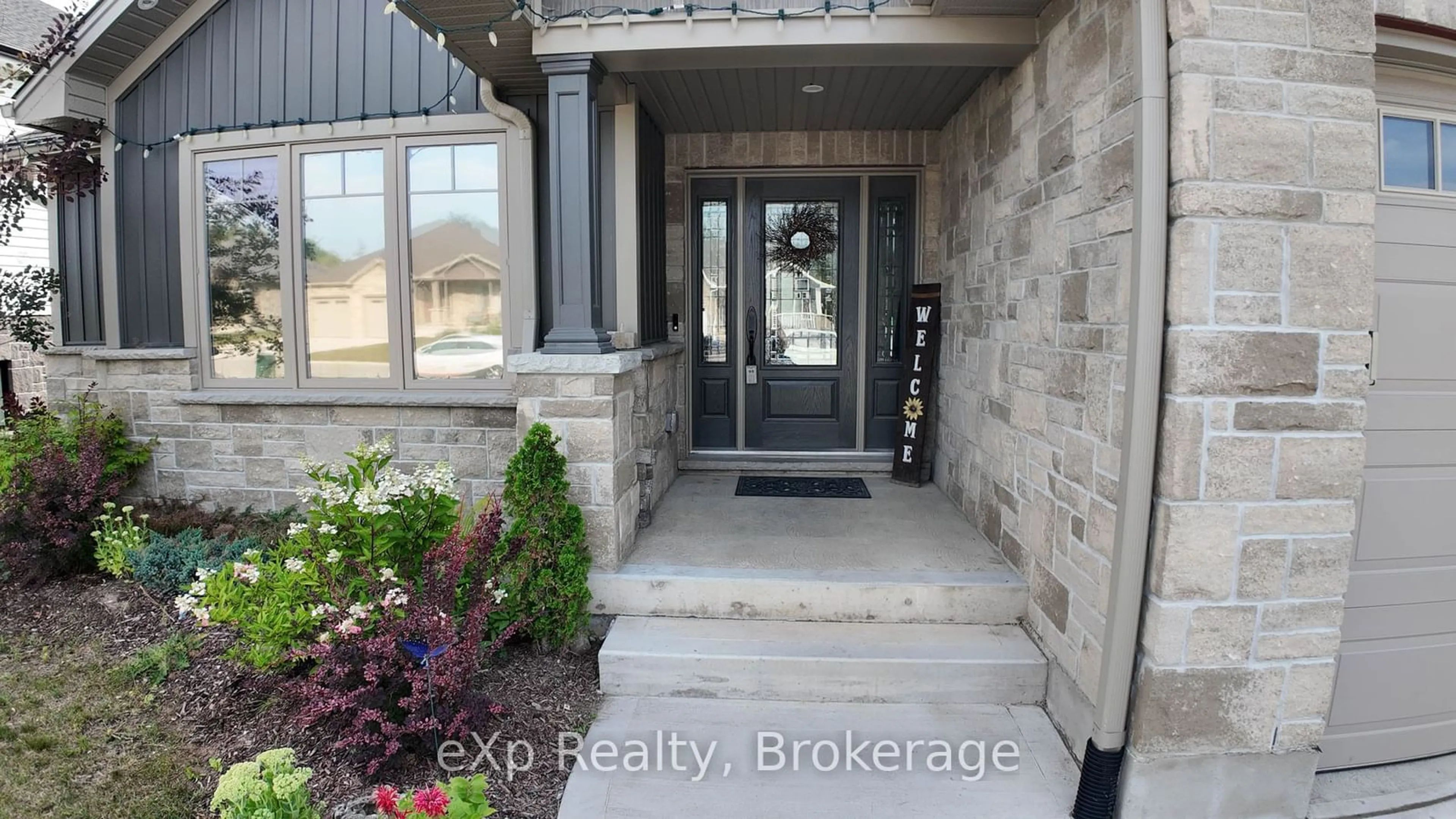 Indoor entryway for 628 26th Ave, Hanover Ontario N4N 0C2