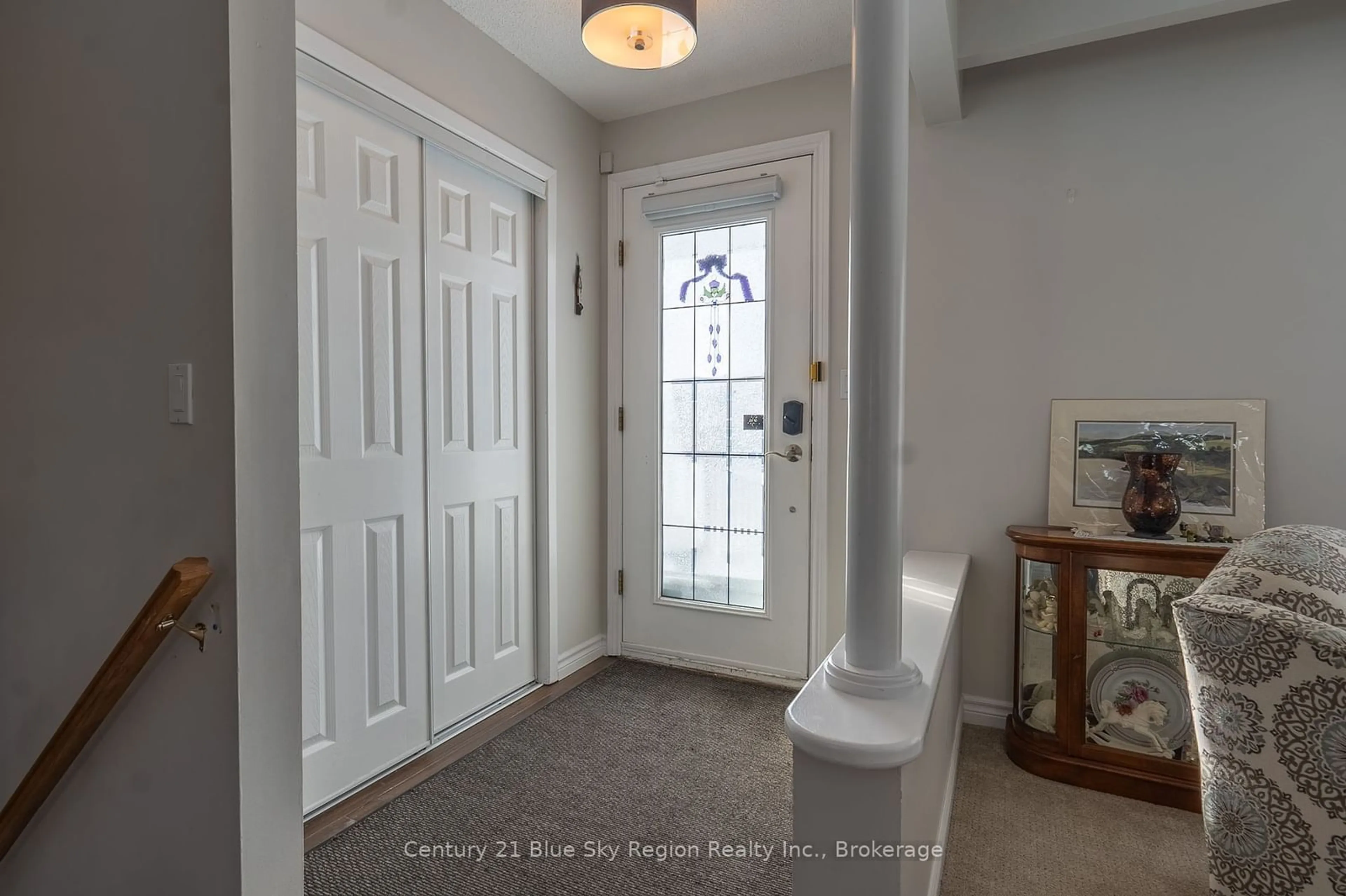 Indoor entryway for 1360 Cedargrove Dr, North Bay Ontario P1B 4S2