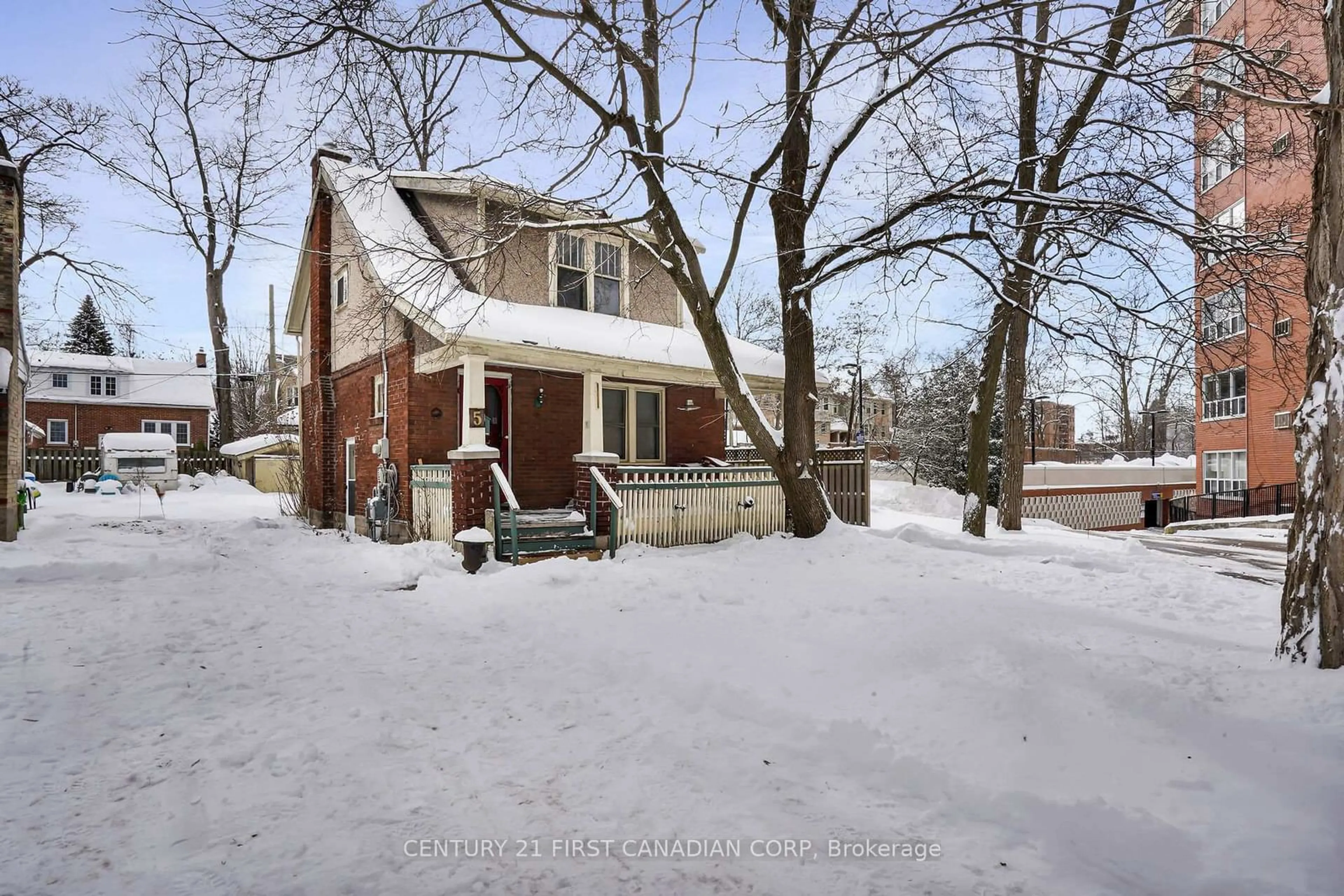 A pic from outside/outdoor area/front of a property/back of a property/a pic from drone, street for 5 Beechwood Pl, London Ontario N6C 1H8