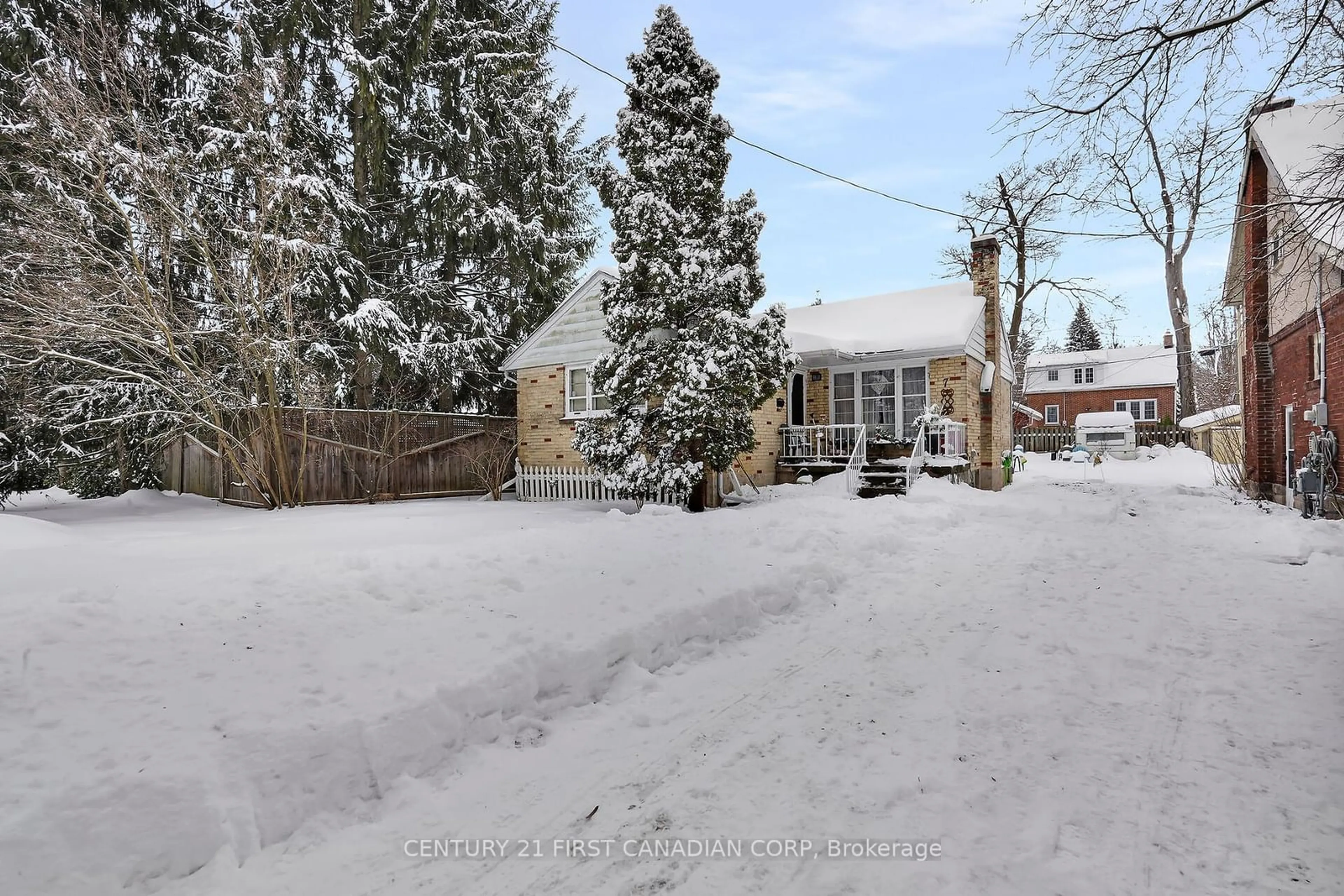 A pic from outside/outdoor area/front of a property/back of a property/a pic from drone, street for 7 Beechwood Pl, London Ontario N6C 1H8