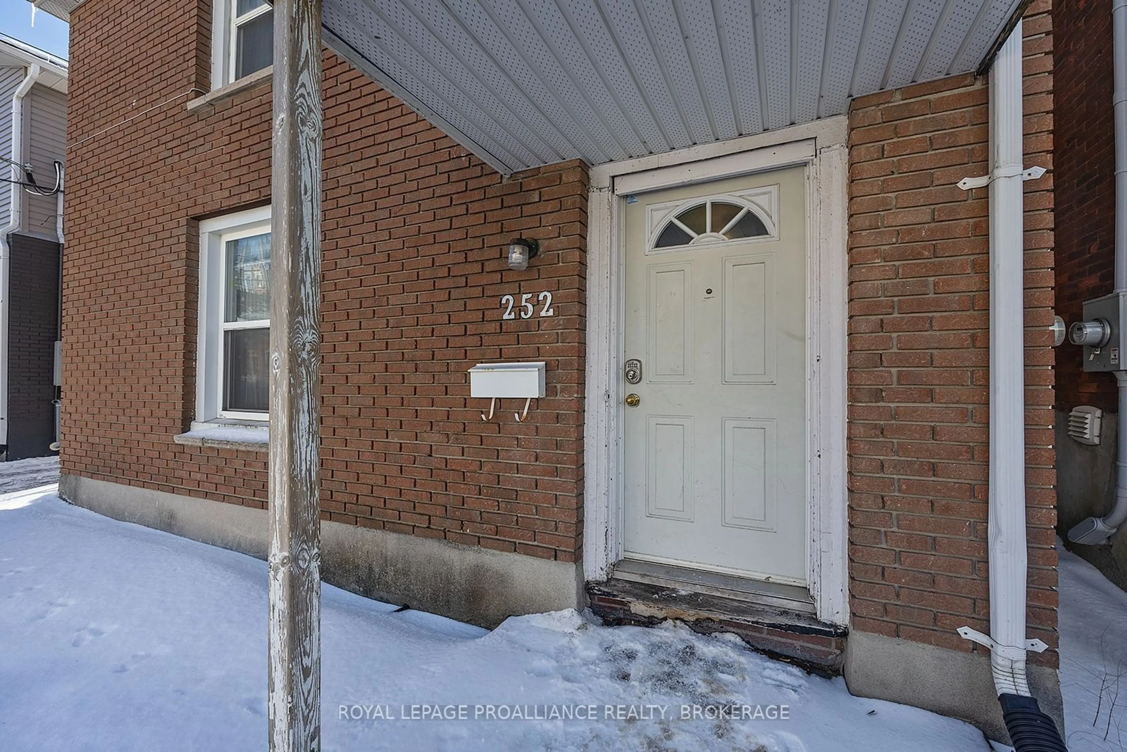 Indoor entryway for 252 William St, Kingston Ontario K7L 2E4