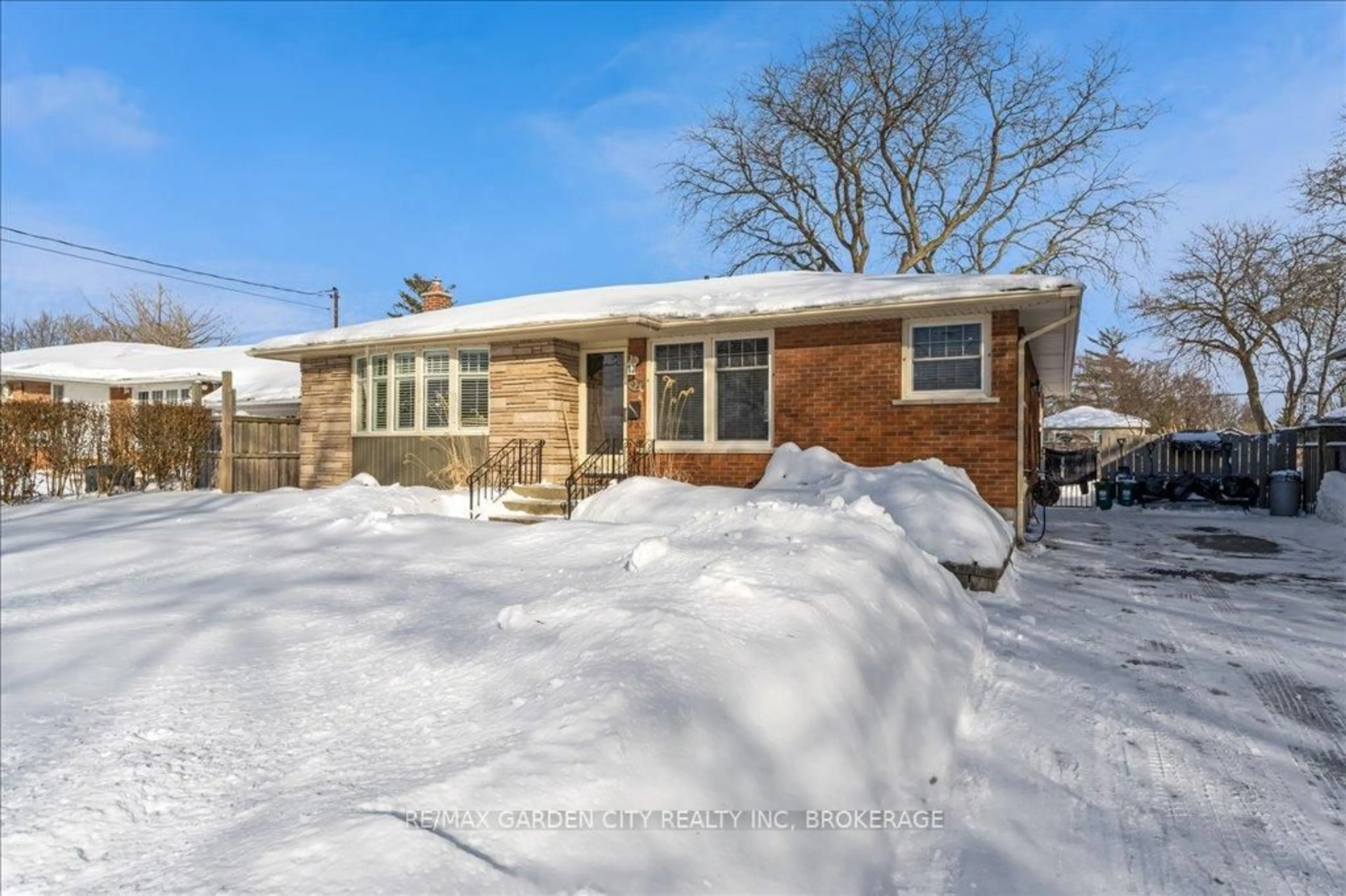 Home with brick exterior material, street for 92 LEASIDE Dr, St. Catharines Ontario L2M 4G8