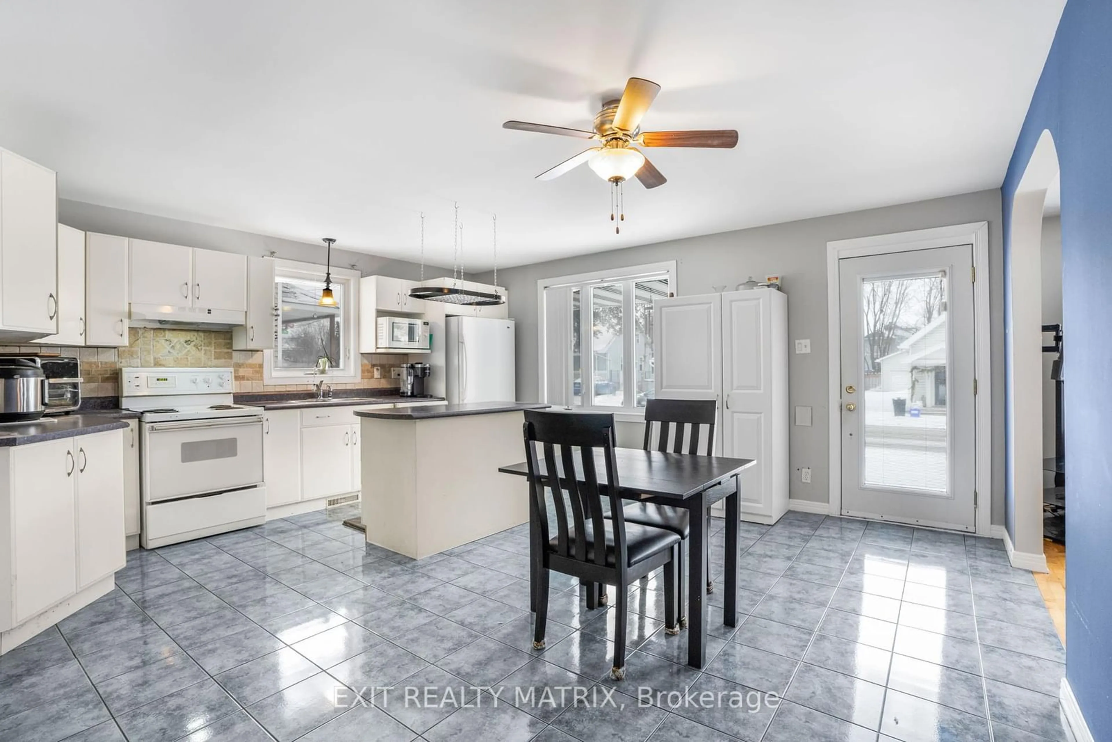 Open concept kitchen, ceramic/tile floor for 1052 Notre Dame St, Russell Ontario K0A 1W1