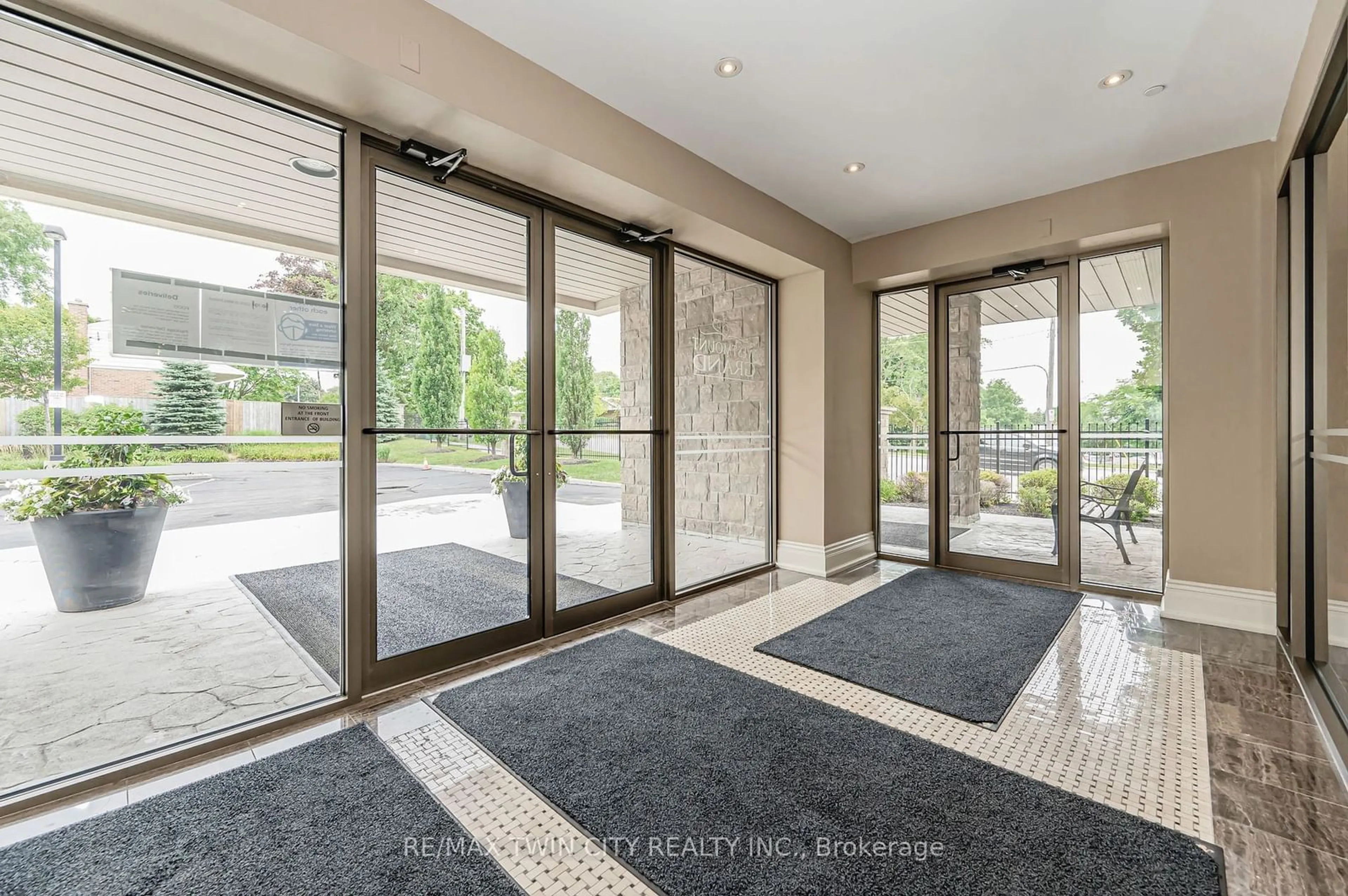 Indoor foyer for 223 Erb St #504, Waterloo Ontario N2L 0B3