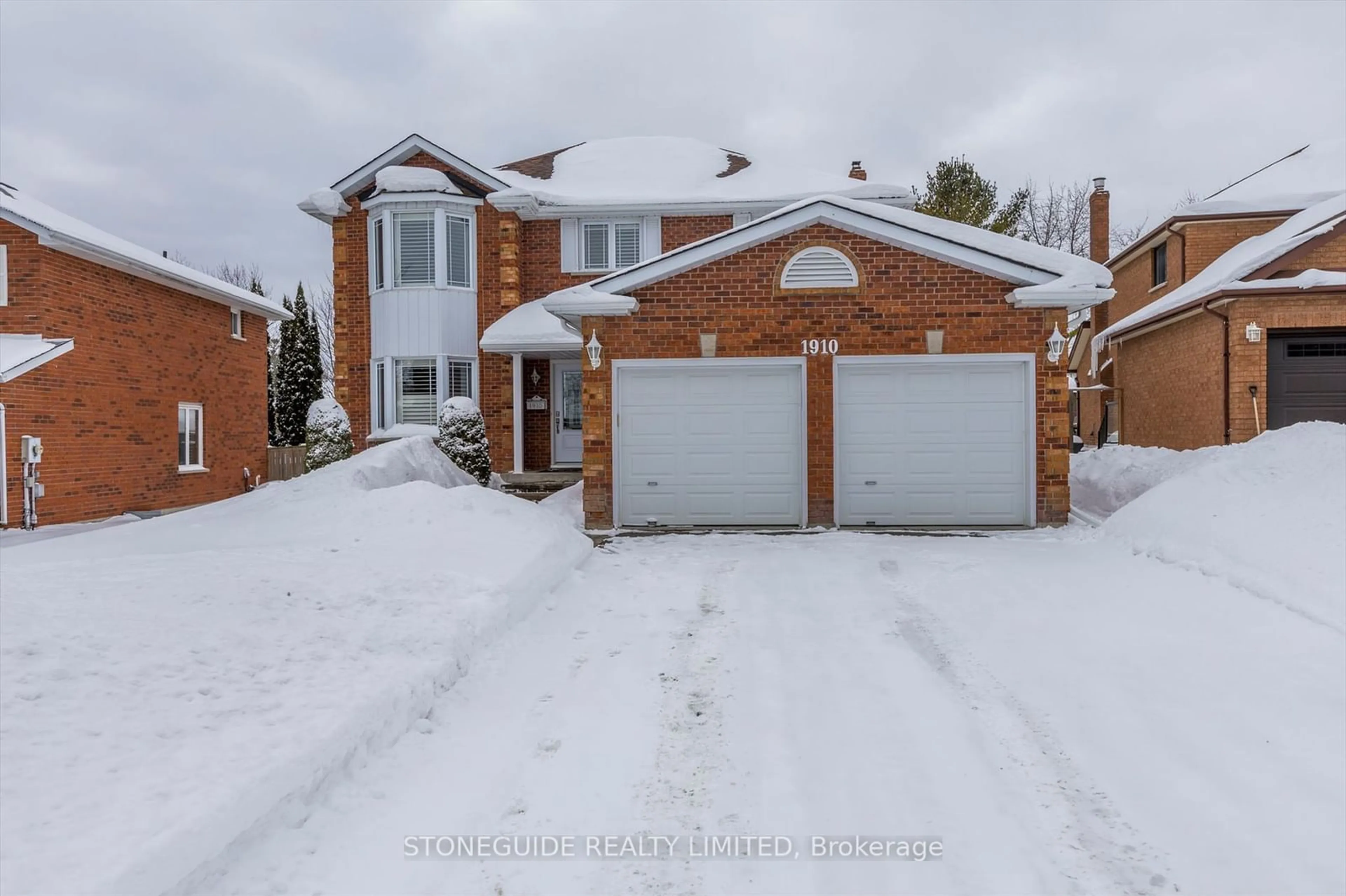 A pic from outside/outdoor area/front of a property/back of a property/a pic from drone, street for 1910 MAPLERIDGE Dr, Peterborough Ontario K9K 2E4