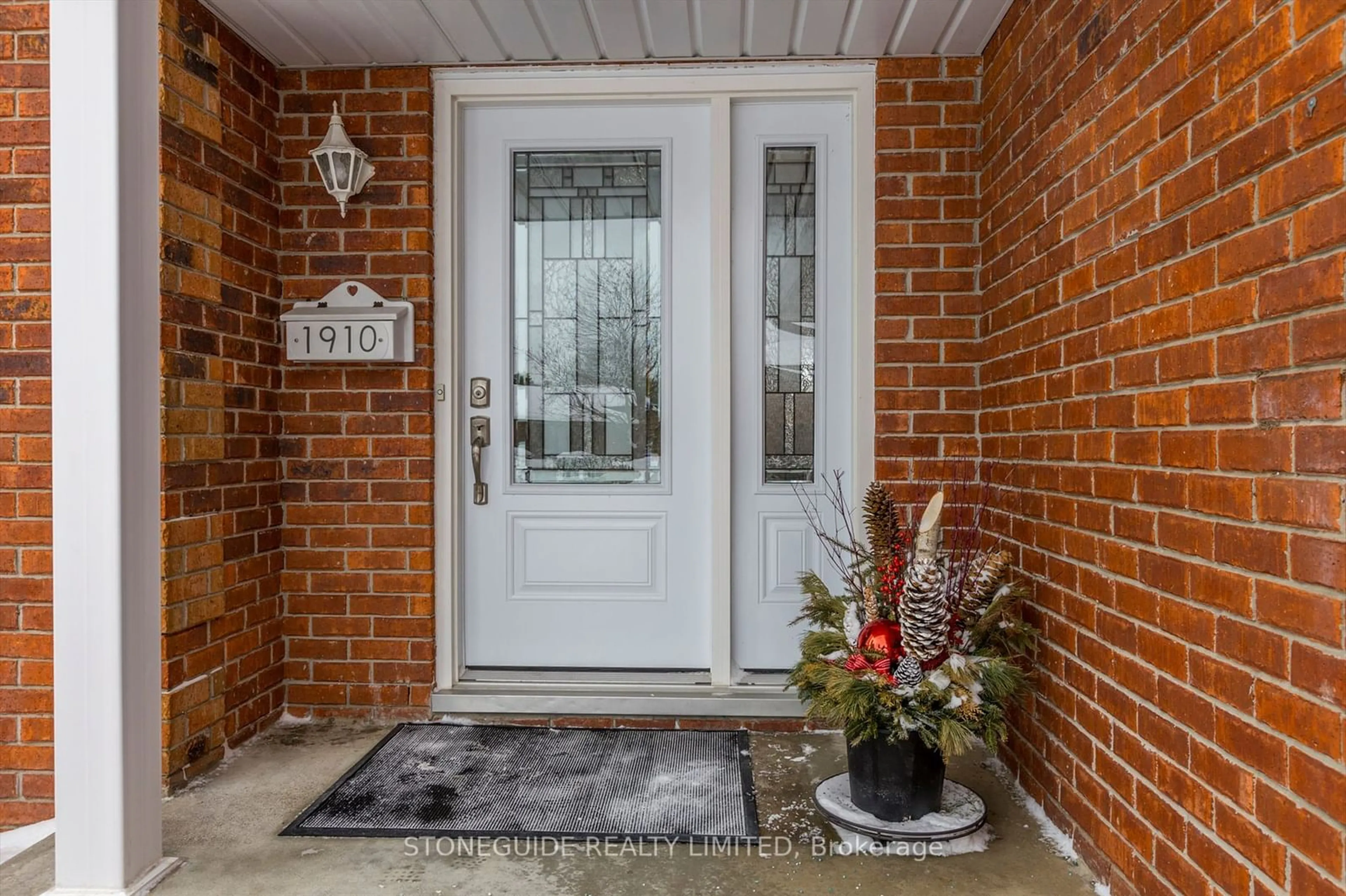 Indoor entryway for 1910 MAPLERIDGE Dr, Peterborough Ontario K9K 2E4