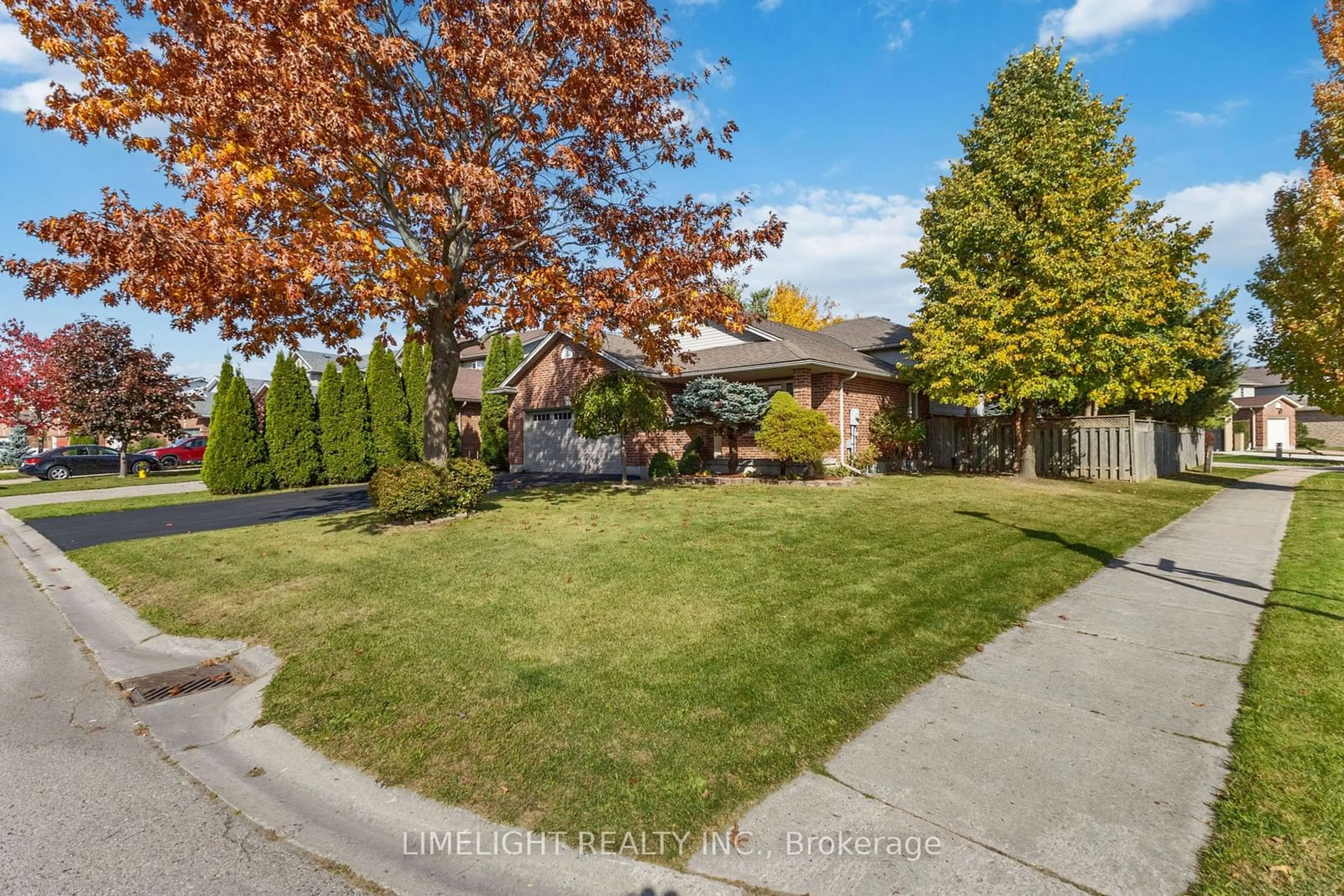 A pic from outside/outdoor area/front of a property/back of a property/a pic from drone, street for 305 White Sands Dr, London Ontario N6M 1J2