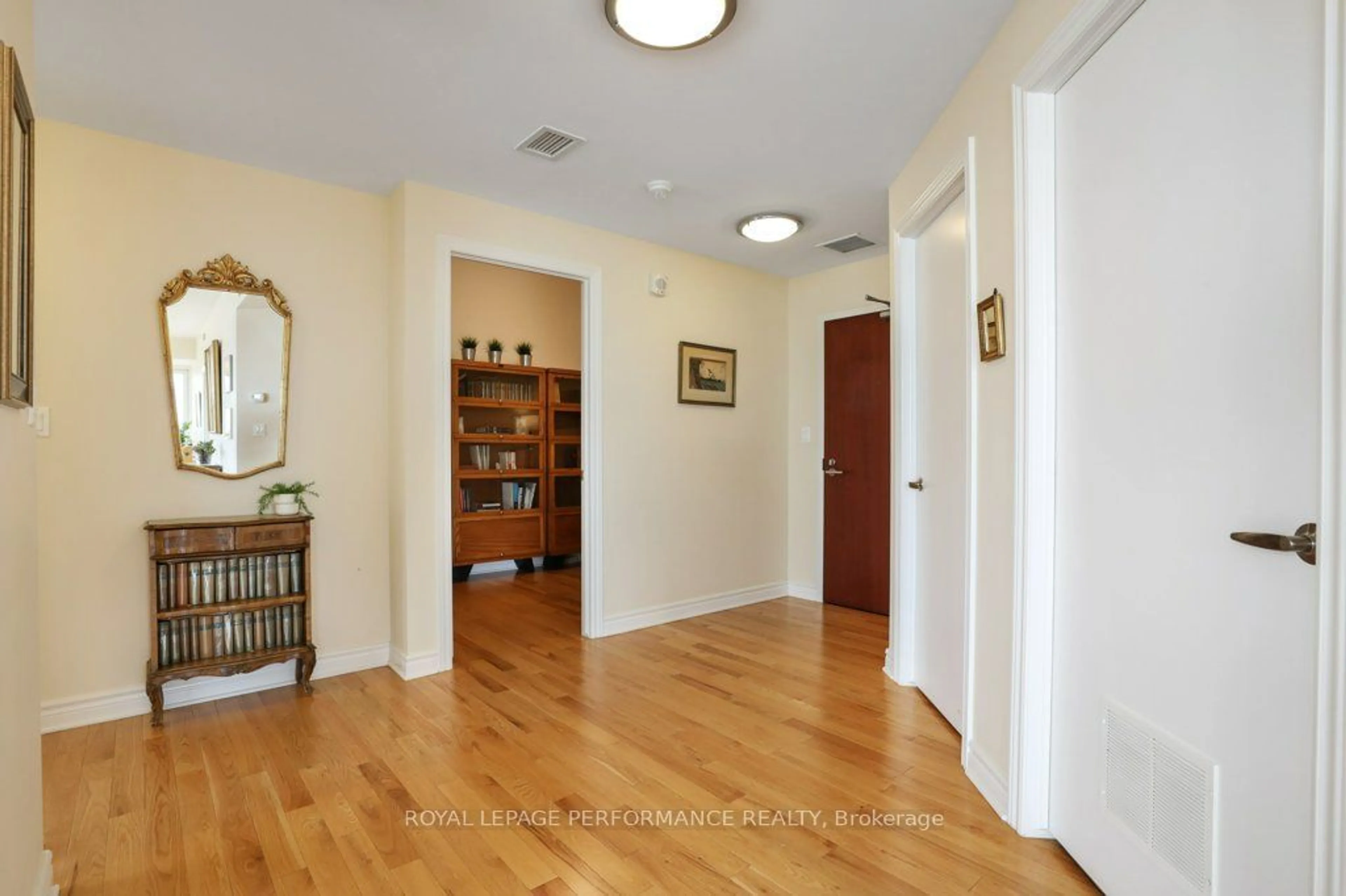 Indoor entryway for 575 BYRON Ave #610, Carlingwood - Westboro and Area Ontario K2A 1R7