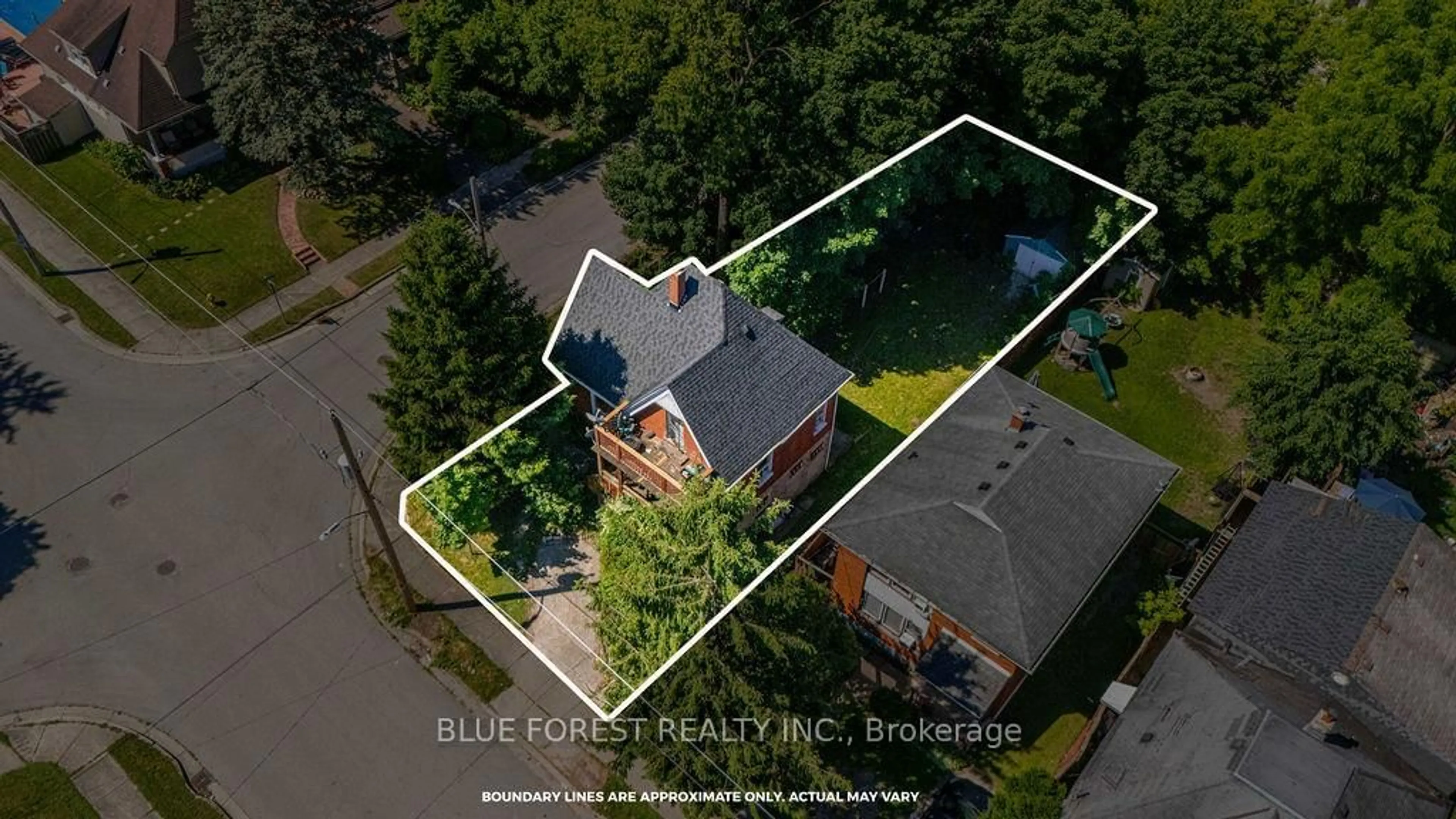 A pic from outside/outdoor area/front of a property/back of a property/a pic from drone, building for 42 Terrace St, London Ontario N5Z 2X4