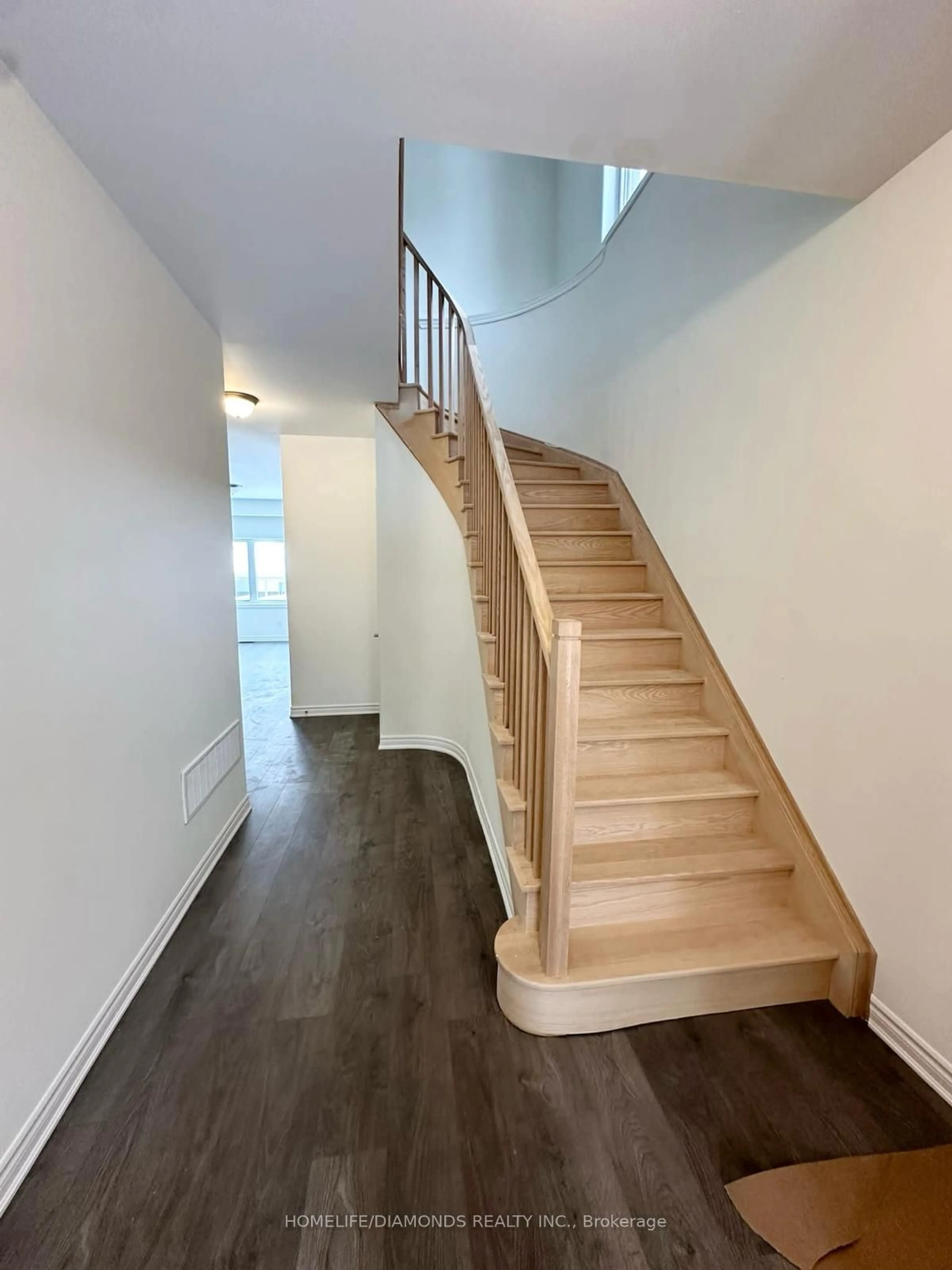 Stairs for 31 SAPPHIRE Way, Thorold Ontario L2V 0B8