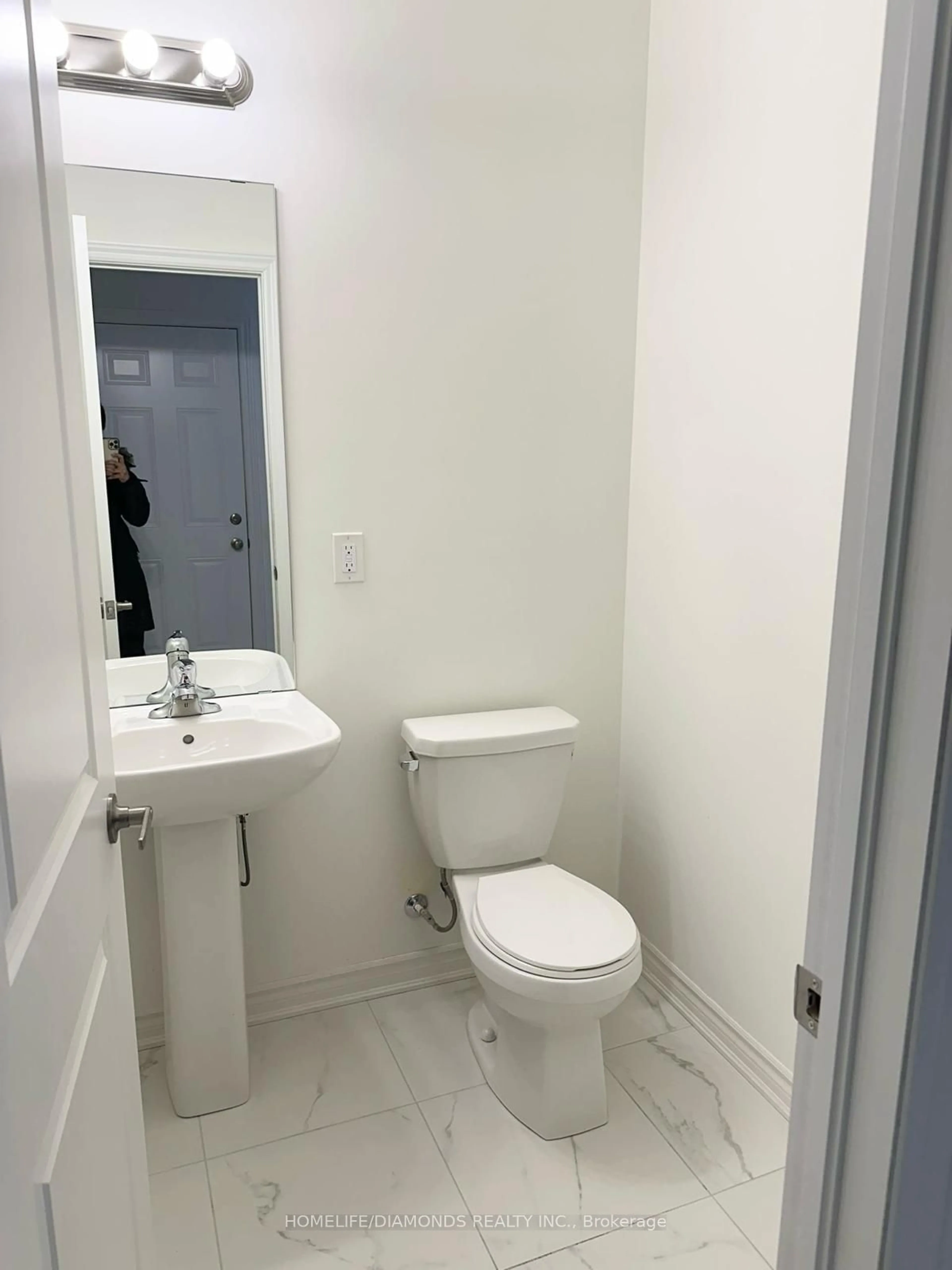 Standard bathroom, floor is not visible for 31 SAPPHIRE Way, Thorold Ontario L2V 0B8