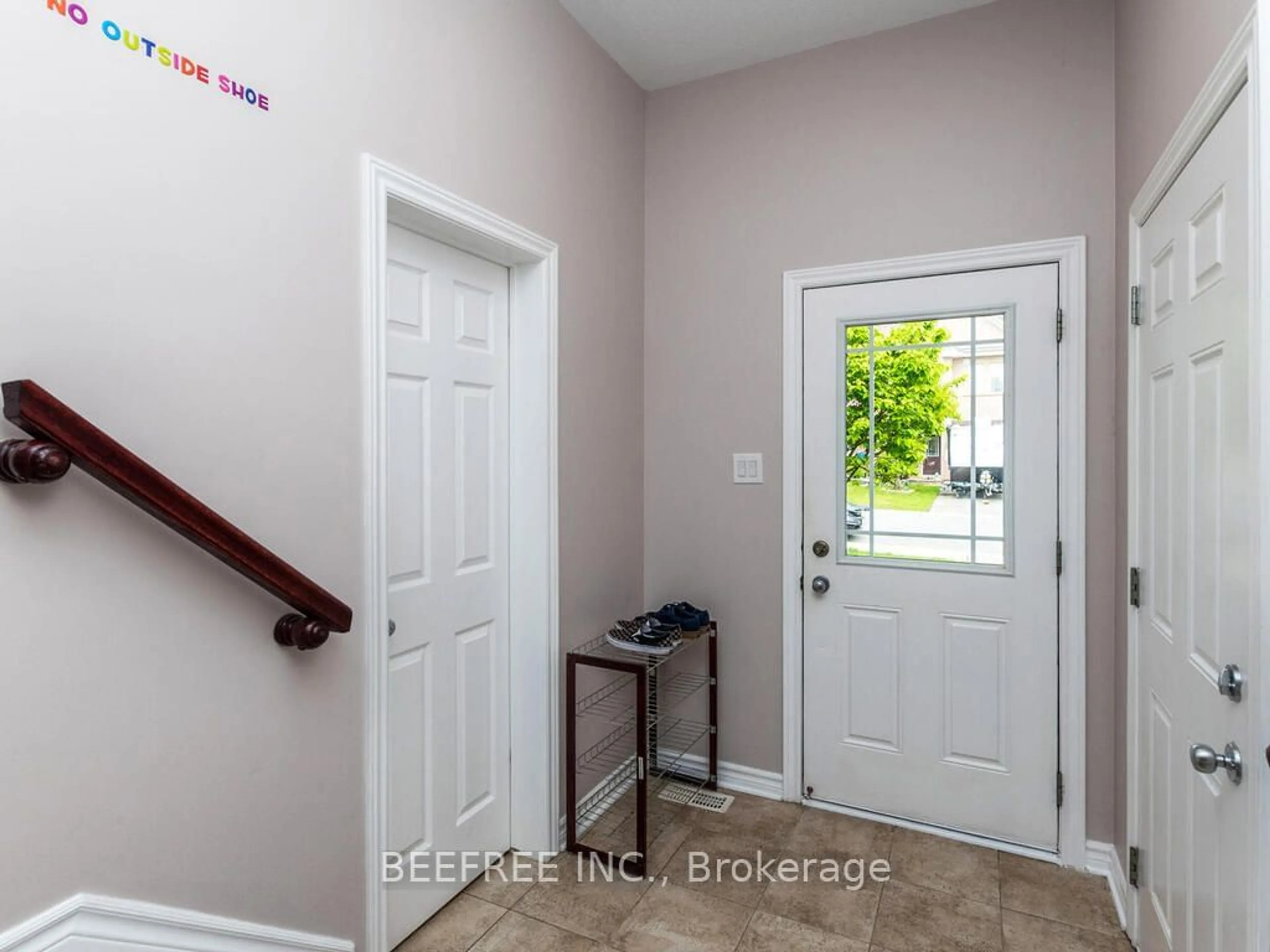 Indoor entryway for 127 Forestbrook St, Kanata Ontario K2K 0A8