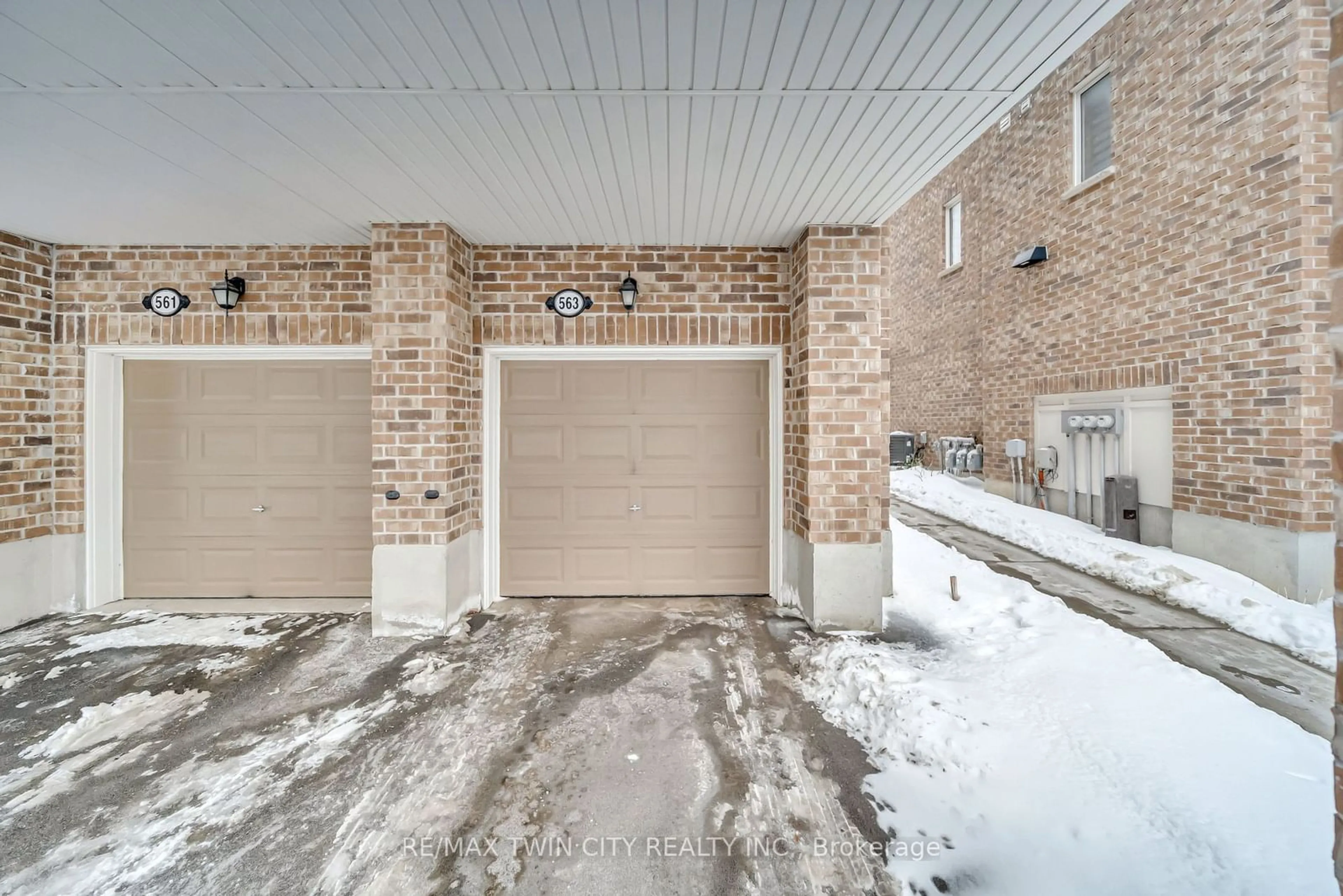 Indoor garage for 563 Goldenrod Lane, Kitchener Ontario N2R 0L7