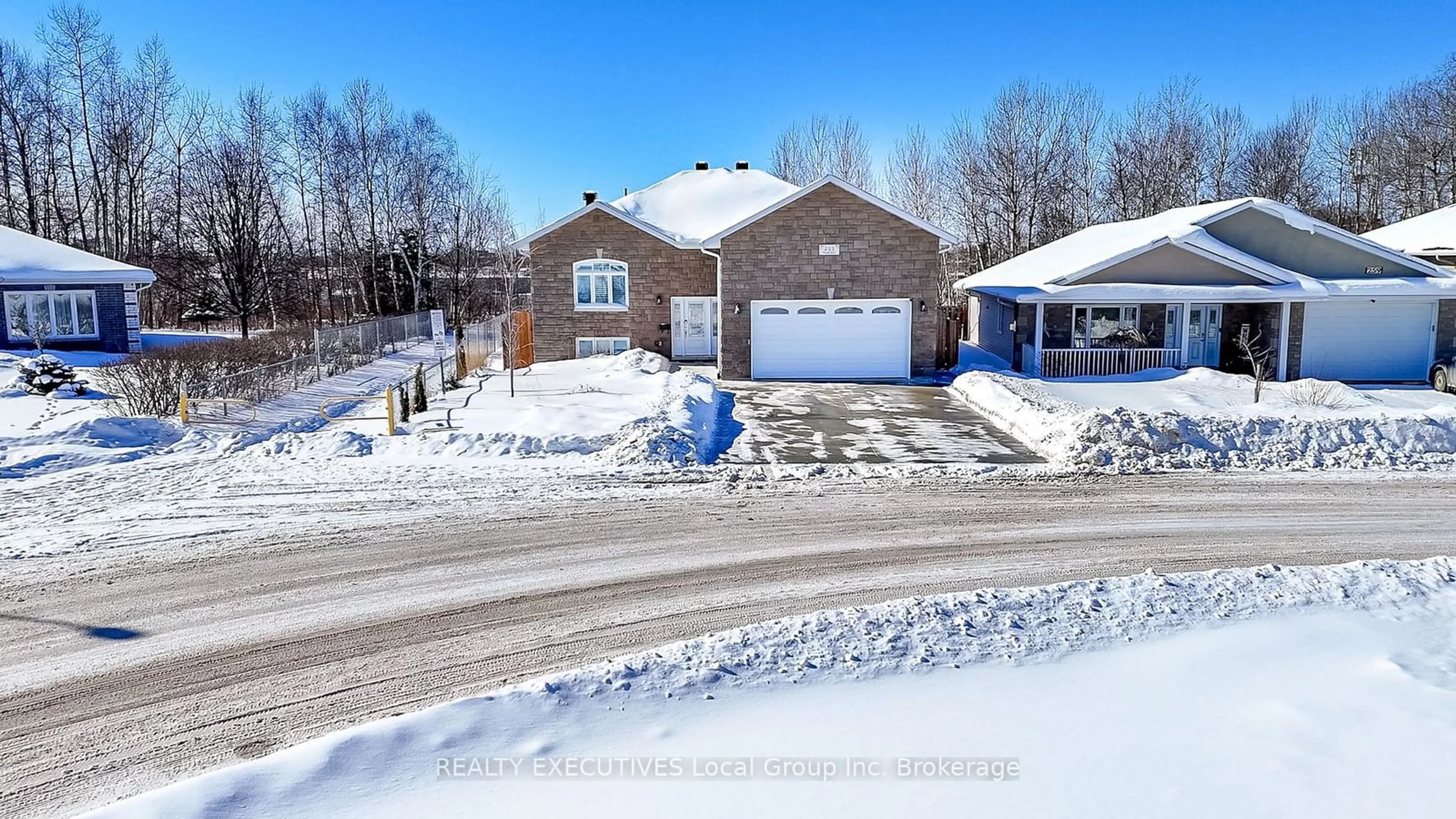A pic from outside/outdoor area/front of a property/back of a property/a pic from drone, street for 253 Kingsway Ave, North Bay Ontario P1B 7V5