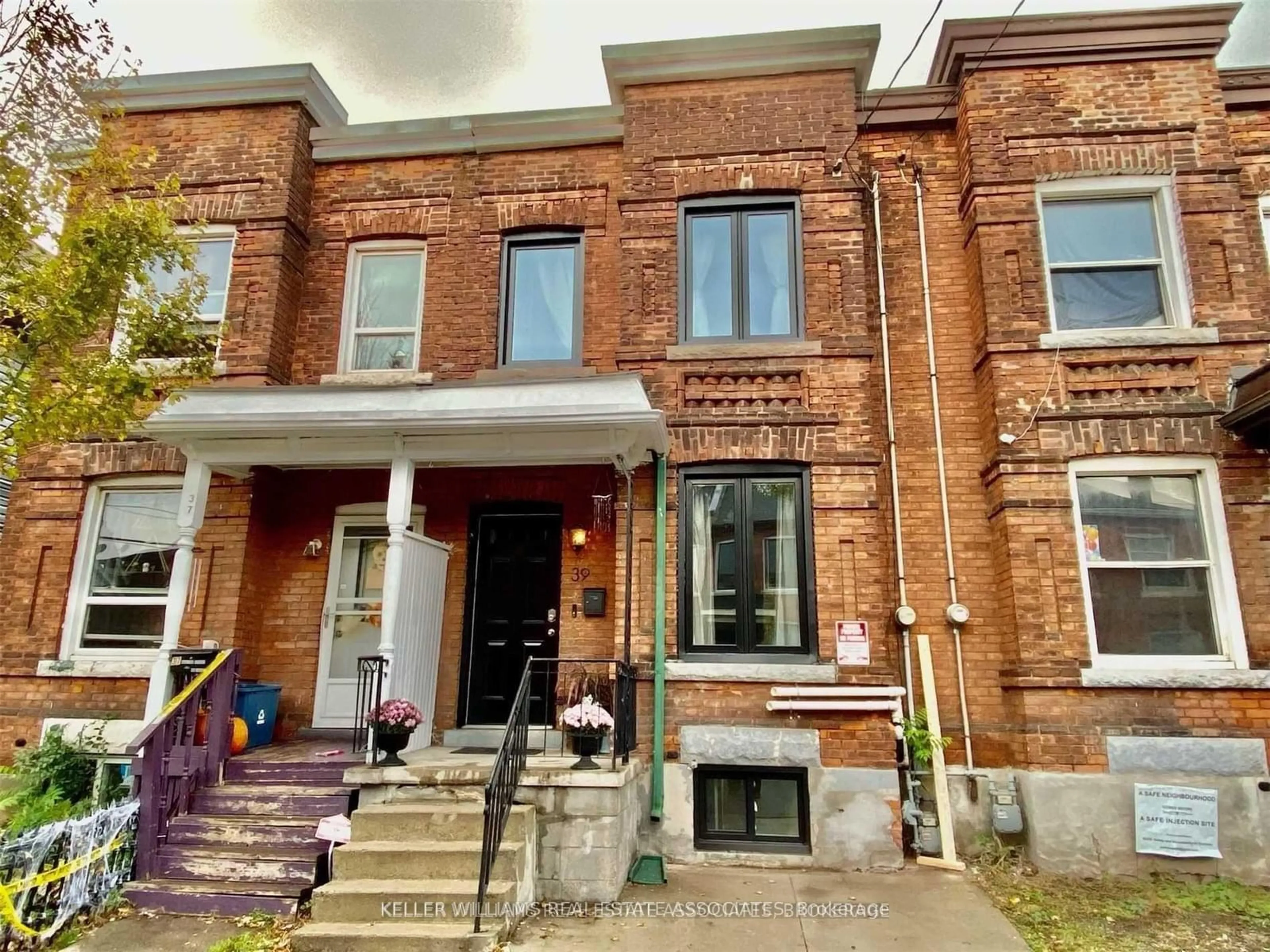 Home with brick exterior material, building for 39 Madison Ave, Hamilton Ontario L8L 5Y5