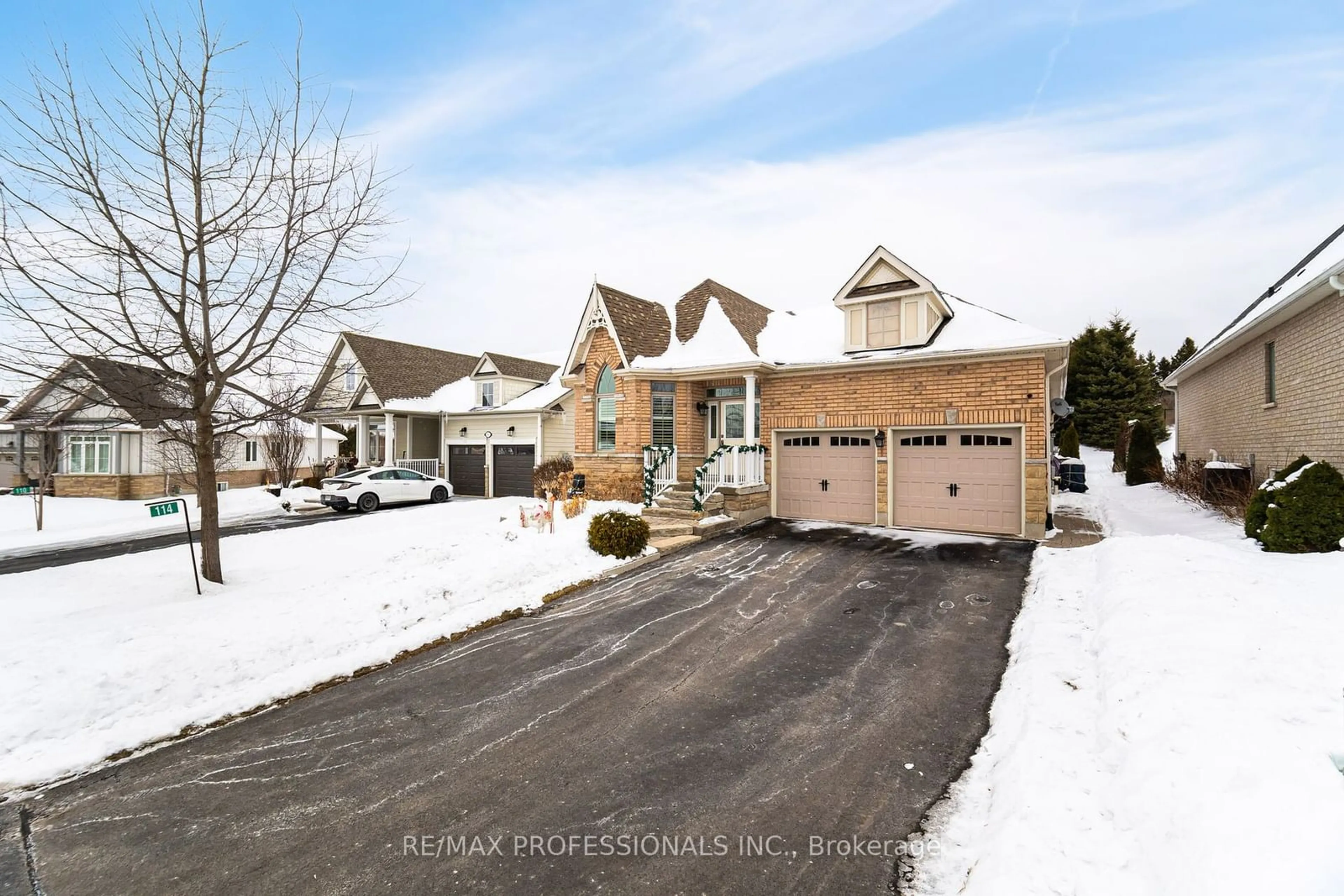 A pic from outside/outdoor area/front of a property/back of a property/a pic from drone, street for 114 Aberfoyle Mill Cres, Puslinch Ontario N1H 6H9