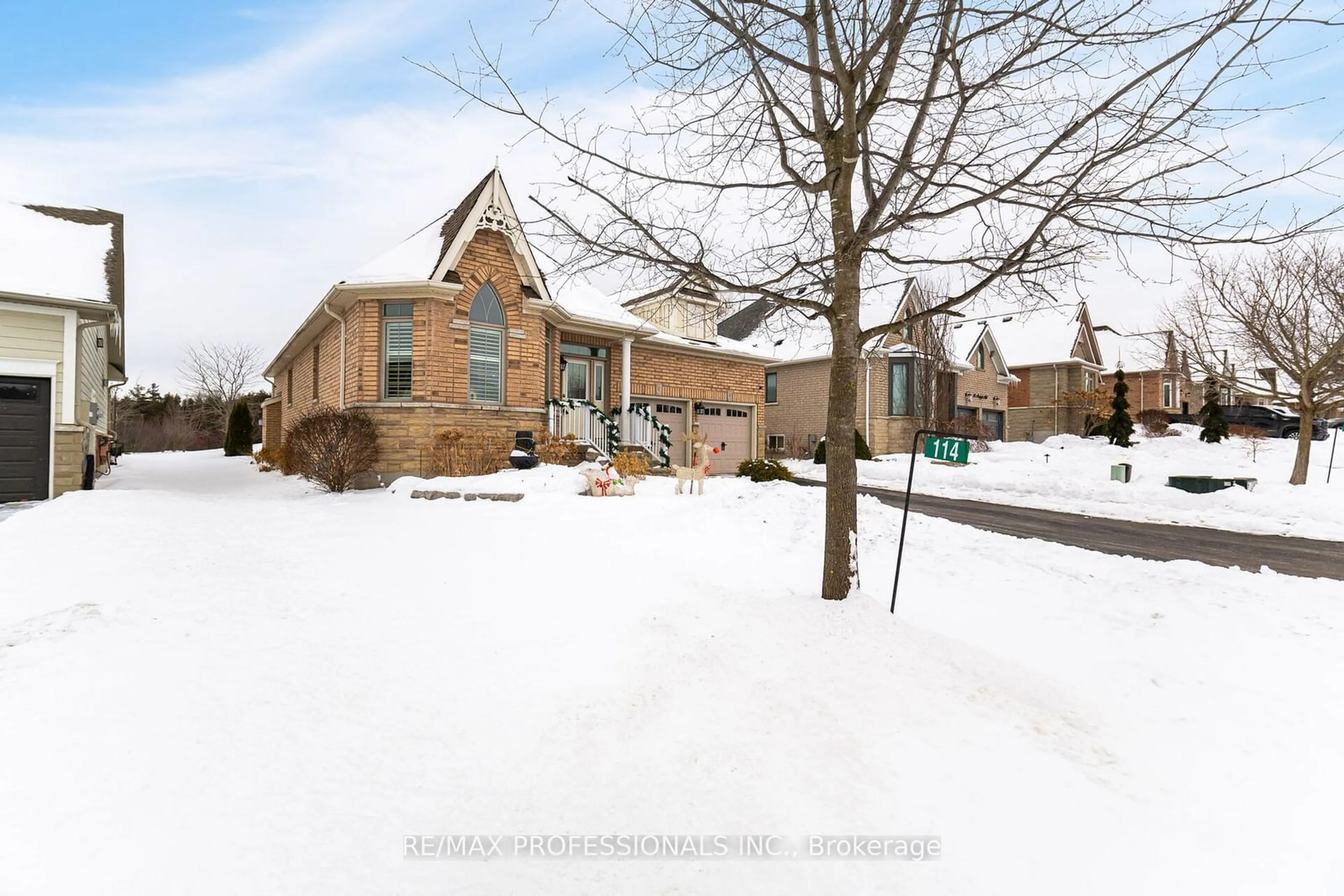 A pic from outside/outdoor area/front of a property/back of a property/a pic from drone, street for 114 Aberfoyle Mill Cres, Puslinch Ontario N1H 6H9