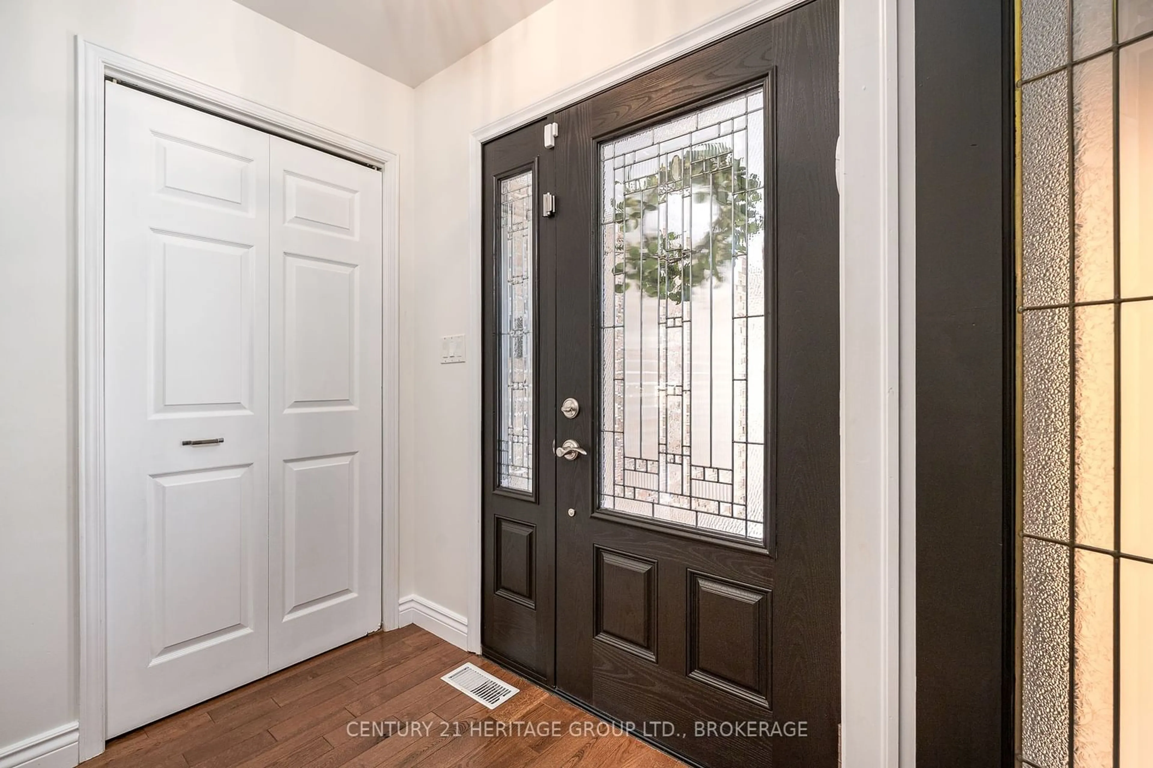 Indoor entryway for 913 Lancaster Dr, Kingston Ontario K7P 1R8