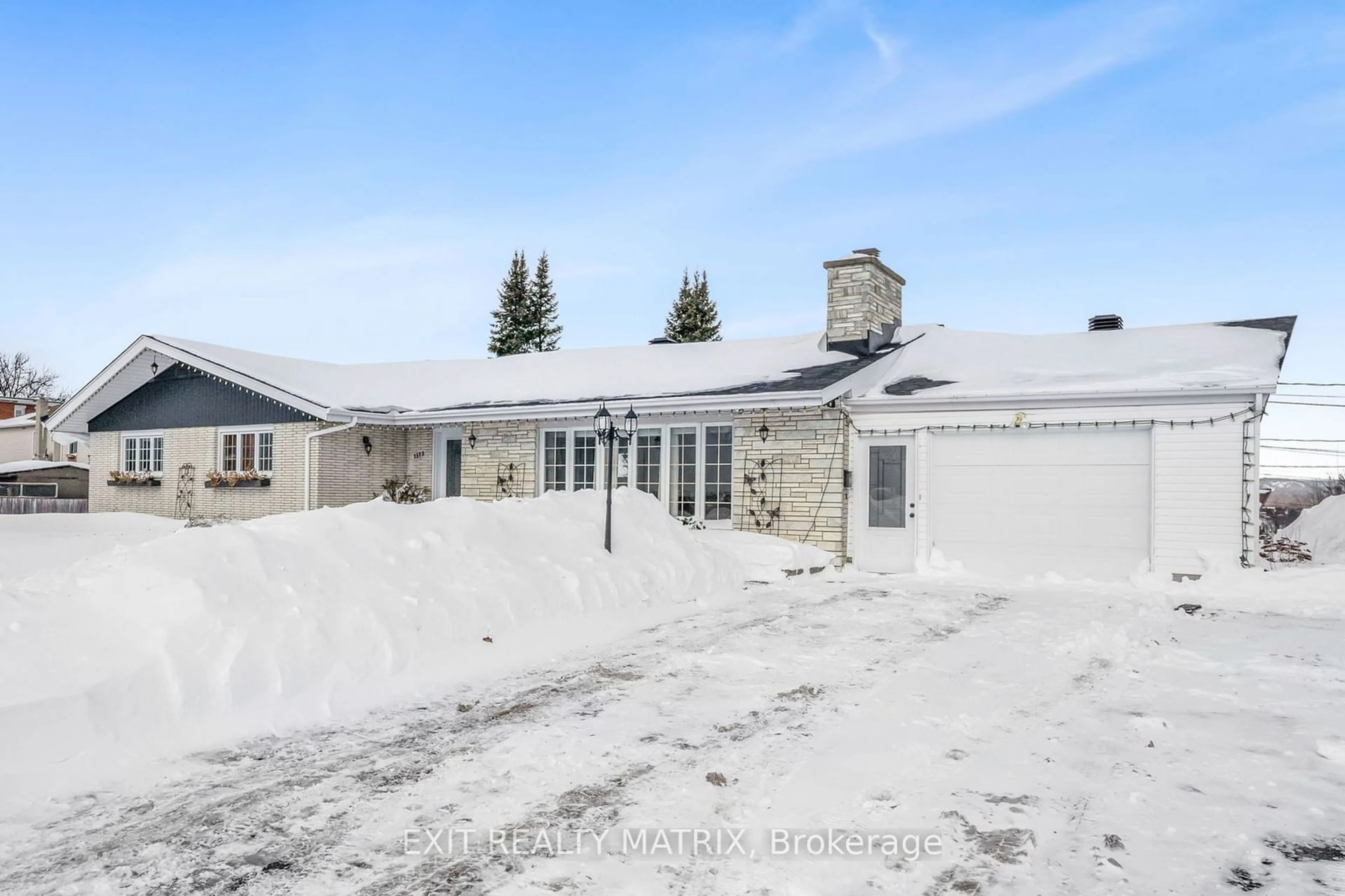 A pic from outside/outdoor area/front of a property/back of a property/a pic from drone, street for 1313 Aberdeen St, Hawkesbury Ontario K6A 1K8