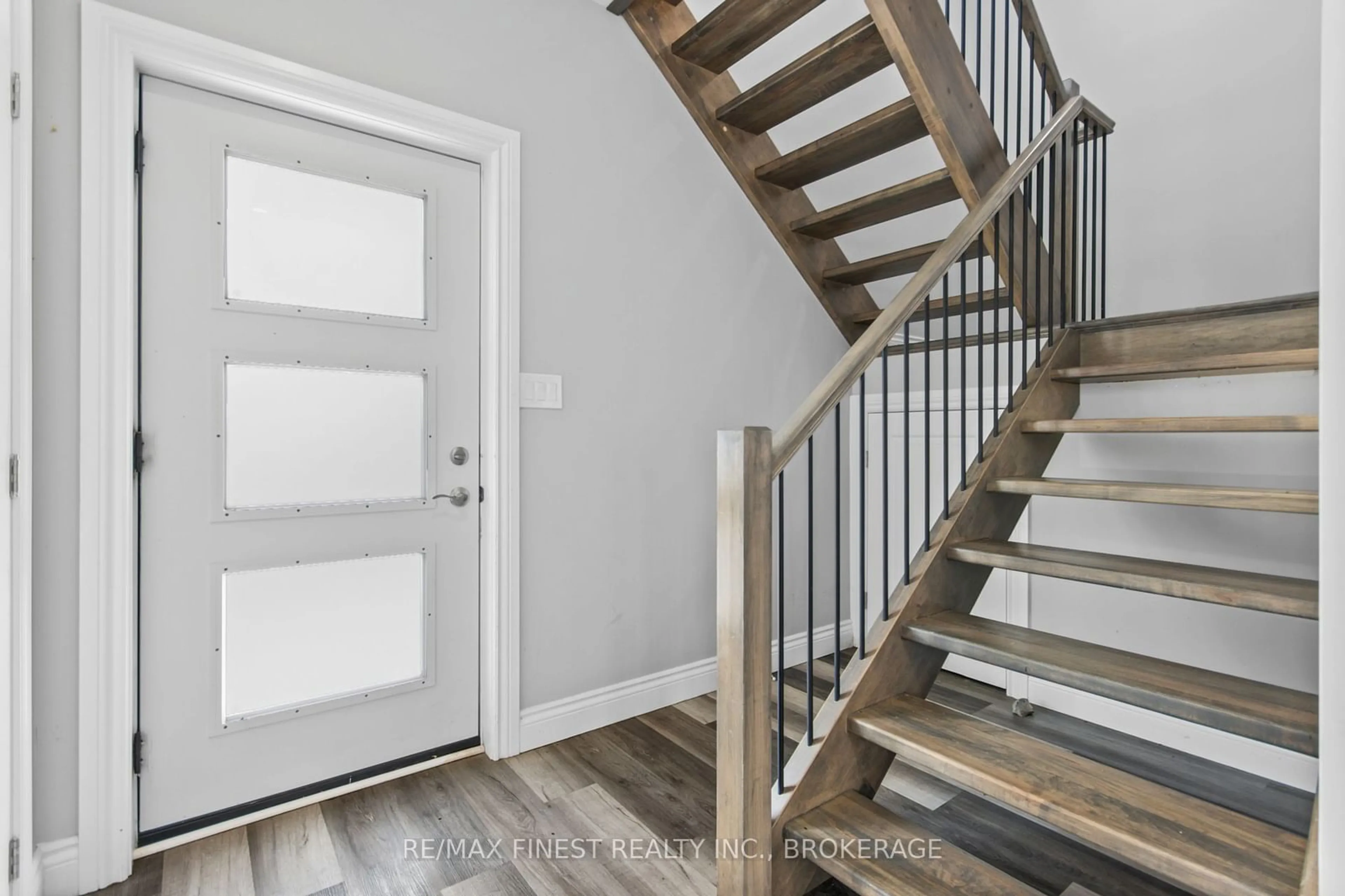 Indoor entryway for 67-69 Gardiner St, Kingston Ontario K7M 1A7