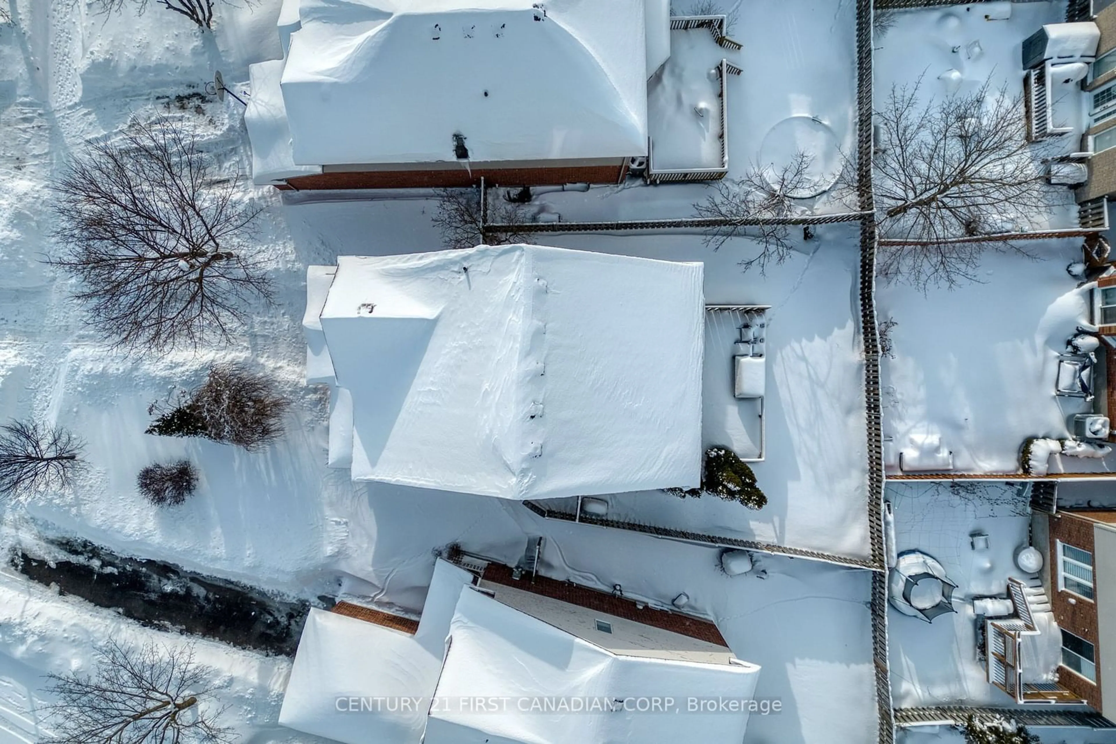 A pic from outside/outdoor area/front of a property/back of a property/a pic from drone, unknown for 860 Redoak Ave, London Ontario N6H 5R6