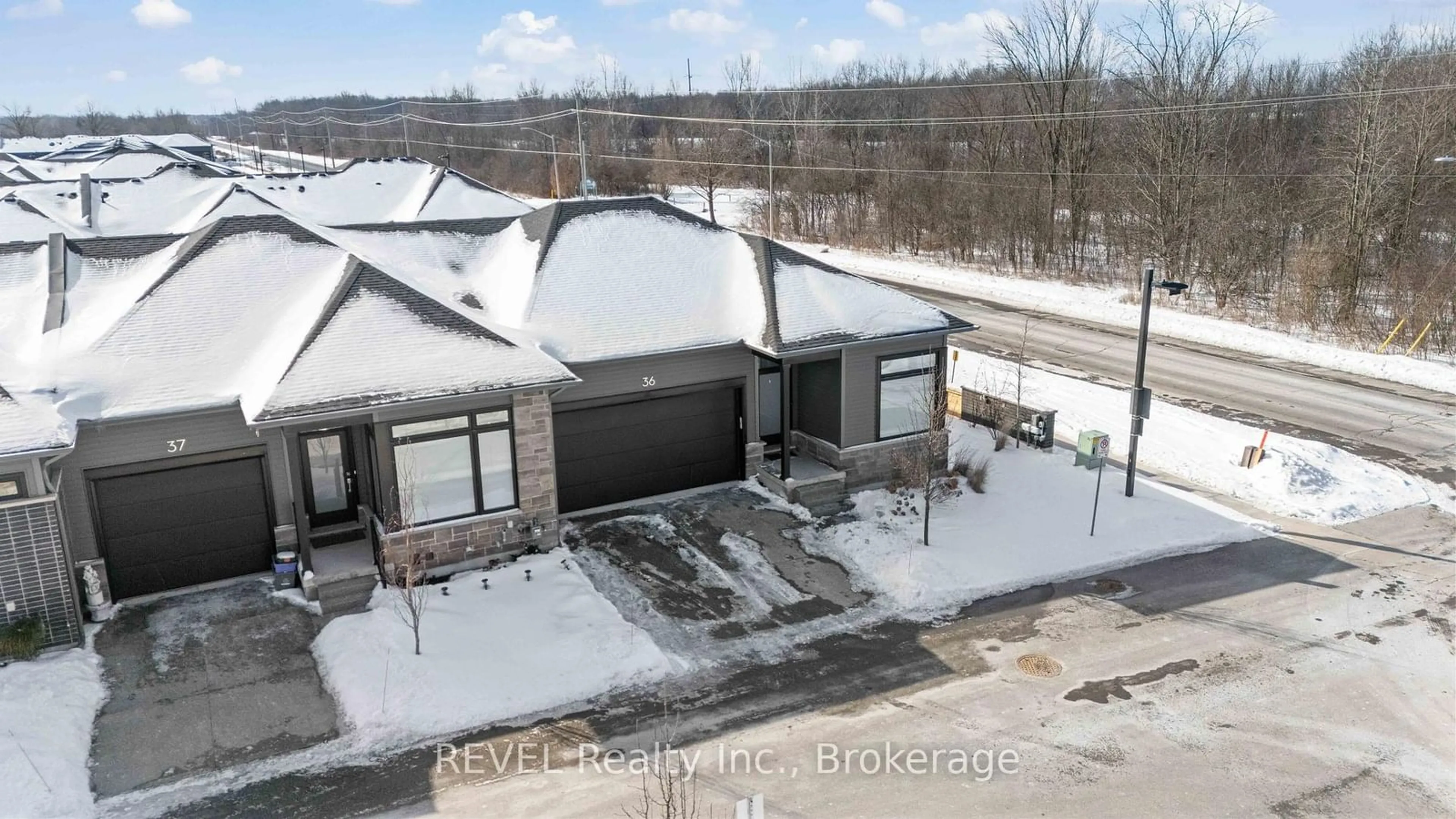 A pic from outside/outdoor area/front of a property/back of a property/a pic from drone, unknown for 8974 Willoughby Dr #36, Niagara Falls Ontario L2G 0Y7