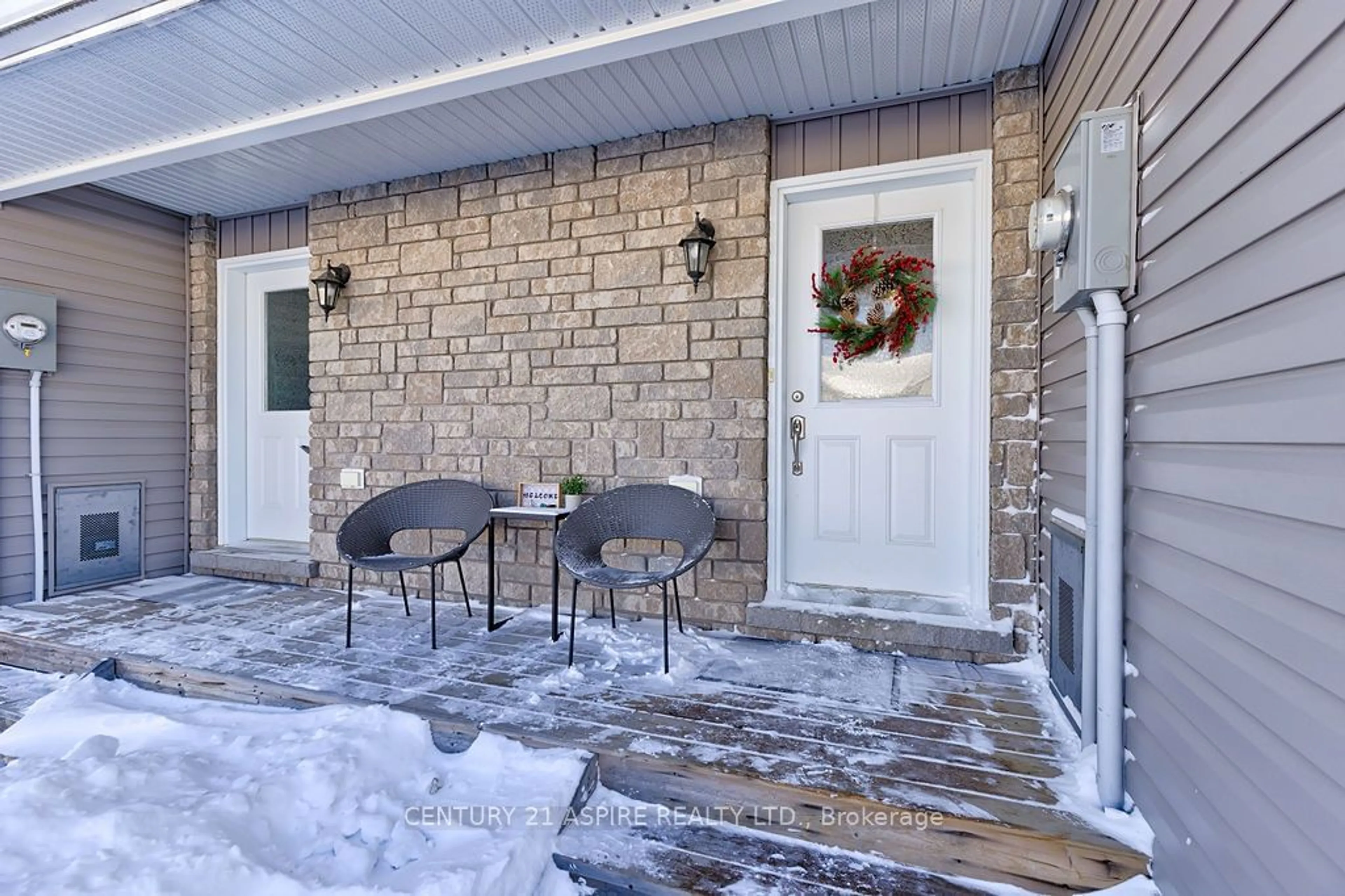 Indoor entryway for 41 Winston Ave, Petawawa Ontario K8H 0C1