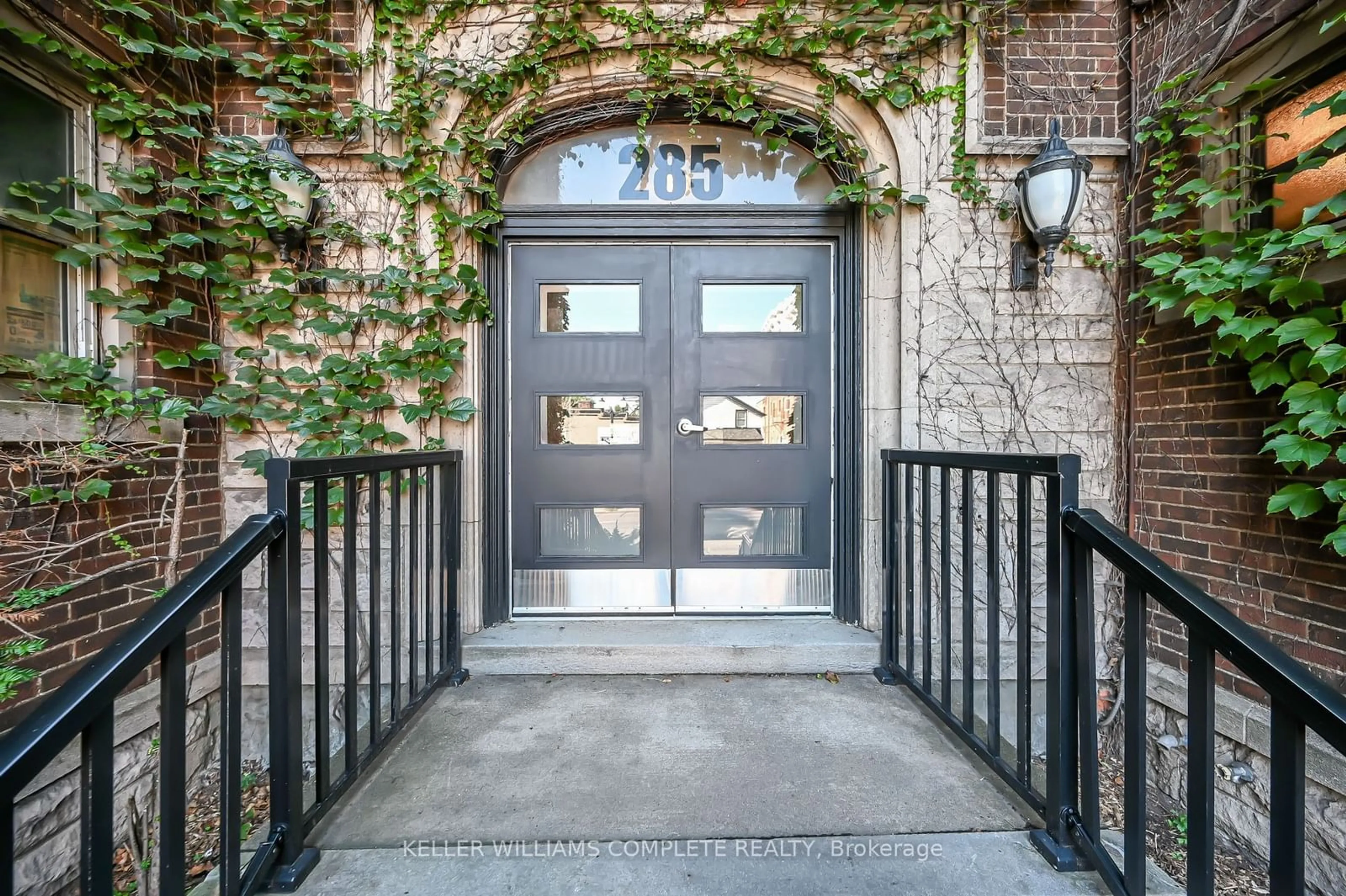 Indoor entryway for 285 King St #8, Hamilton Ontario L8P 1B2