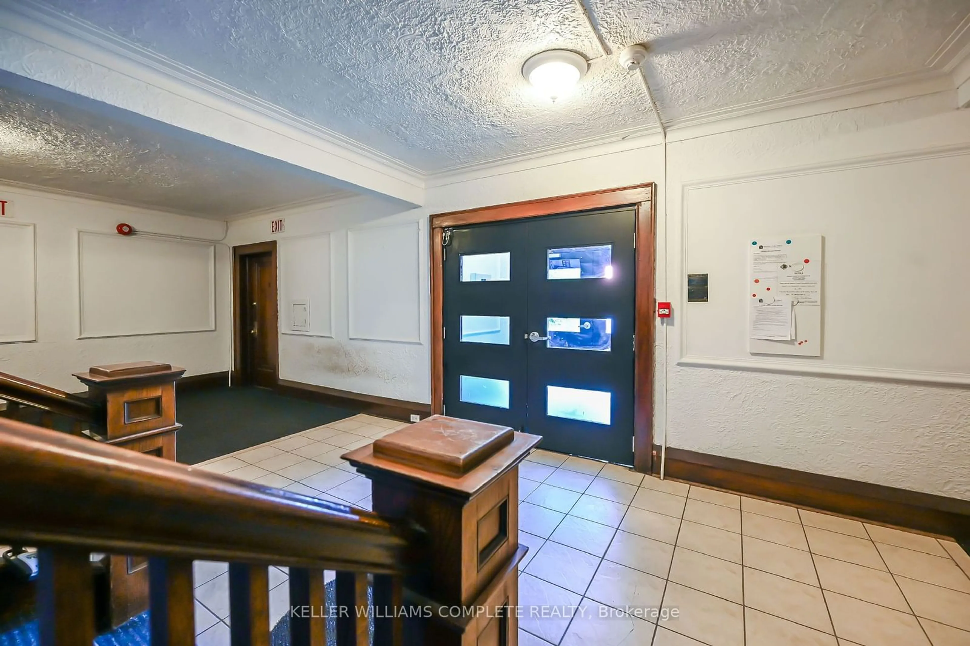 Indoor foyer for 285 King St #8, Hamilton Ontario L8P 1B2