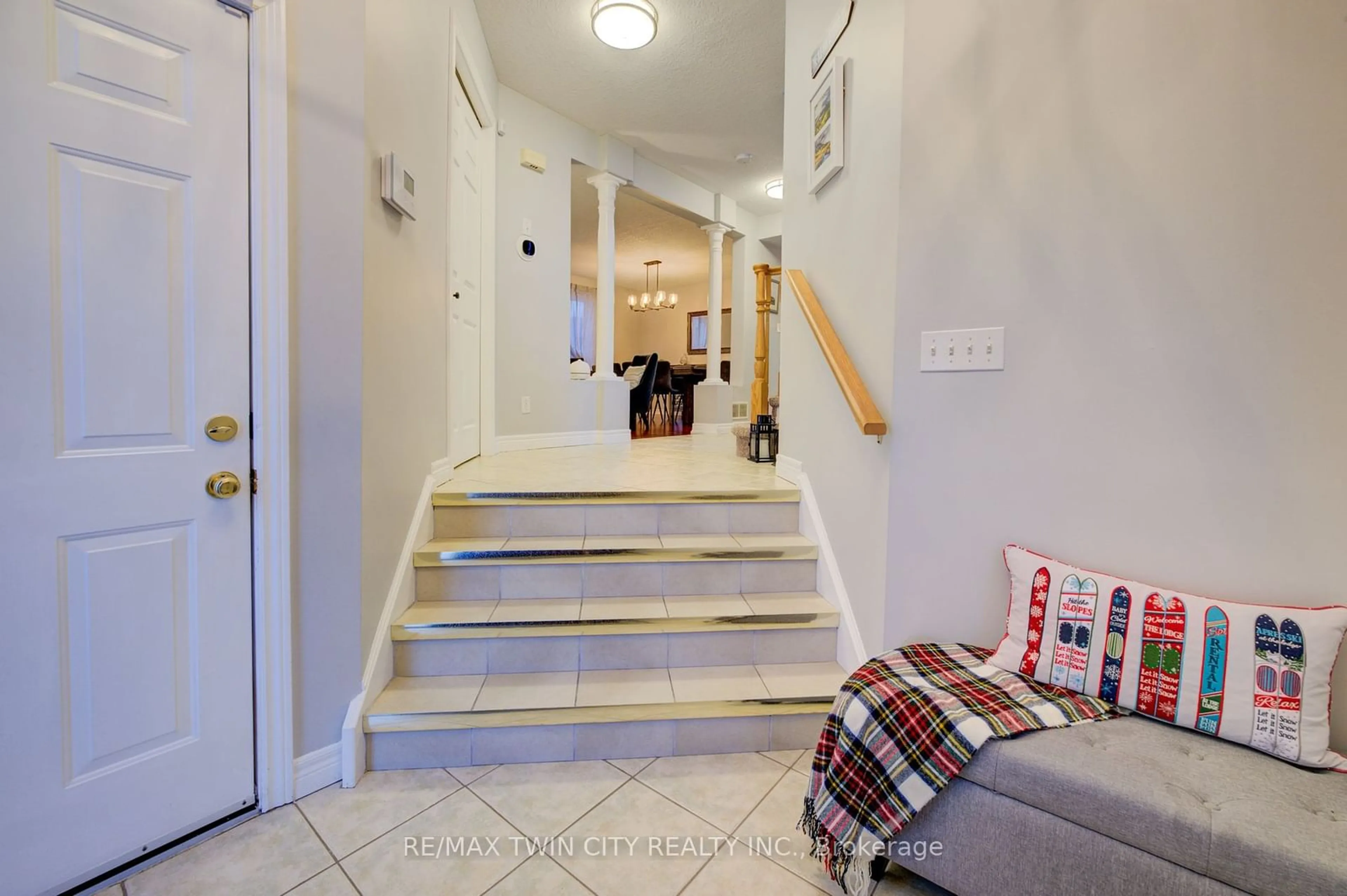 Indoor entryway for 523 Brigantine Dr, Waterloo Ontario N2K 4B7