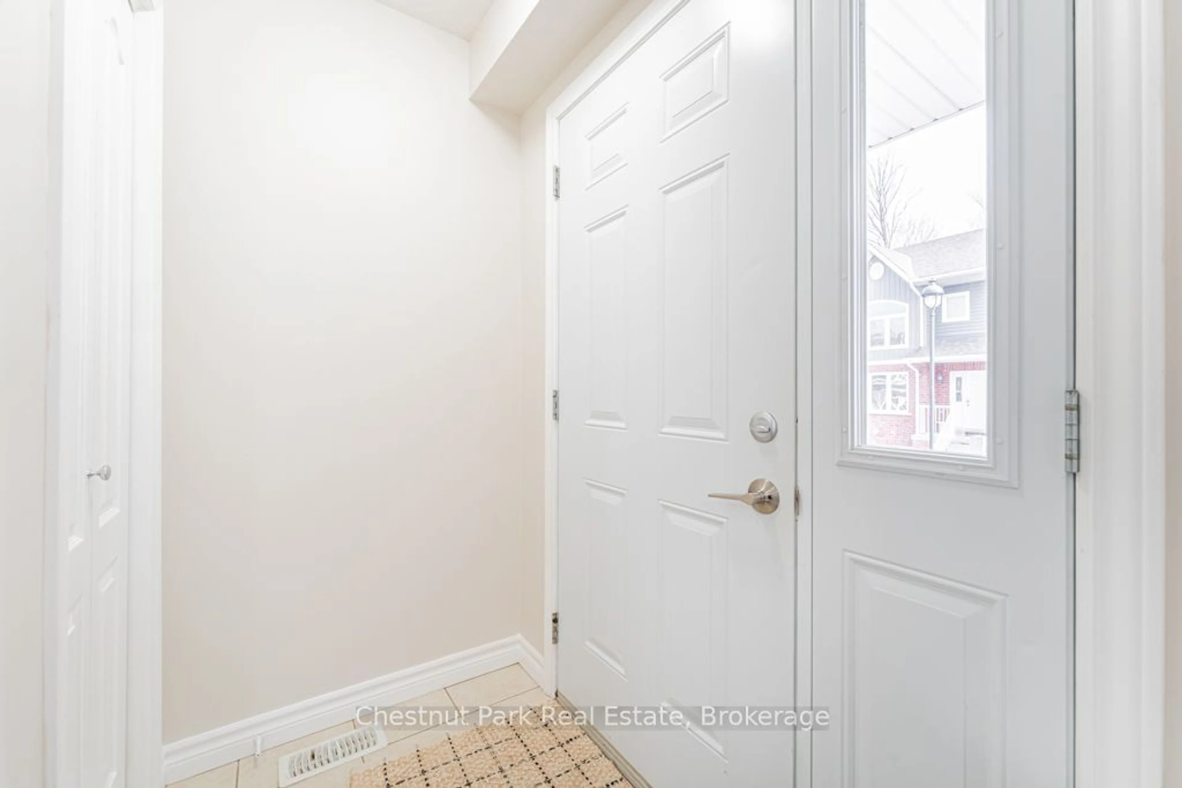 Indoor entryway for 37 Silver St #15, Huntsville Ontario P1H 1M2