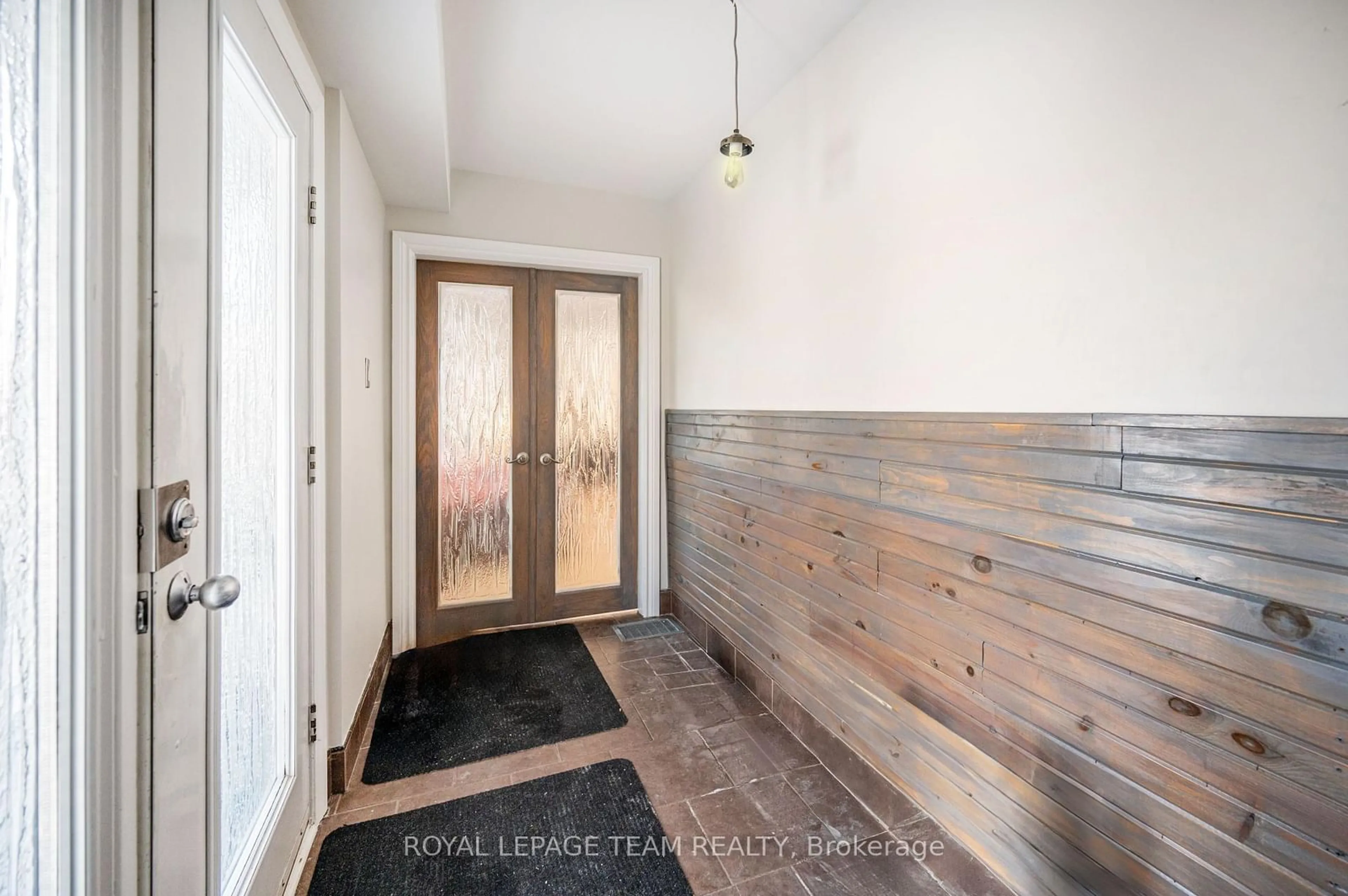 Indoor entryway for 1142 Thibault St, Cyrville - Carson Grove - Pineview Ontario K1J 7R4