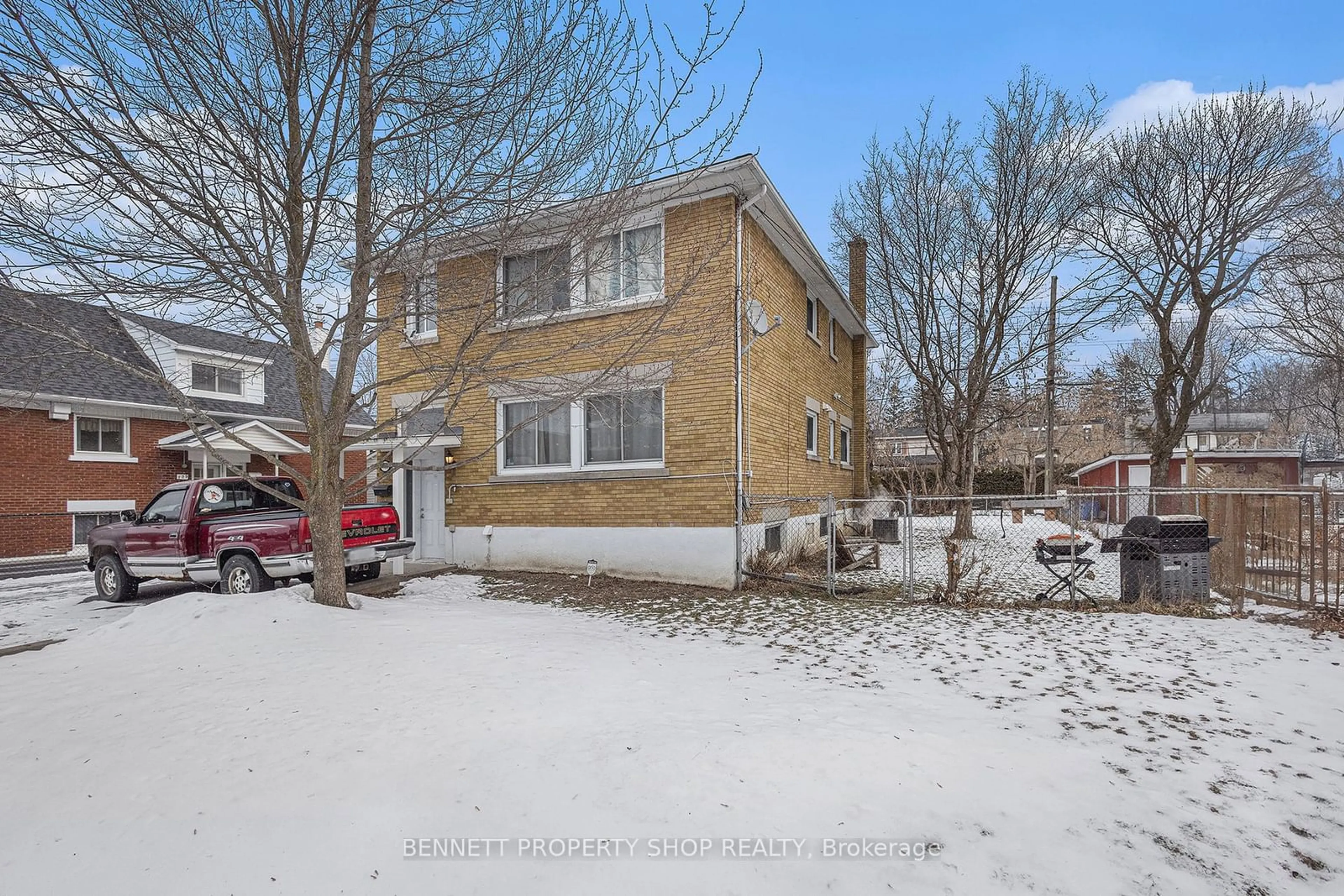 A pic from outside/outdoor area/front of a property/back of a property/a pic from drone, street for 713 MORGAN St, Vanier and Kingsview Park Ontario K1K 3M3