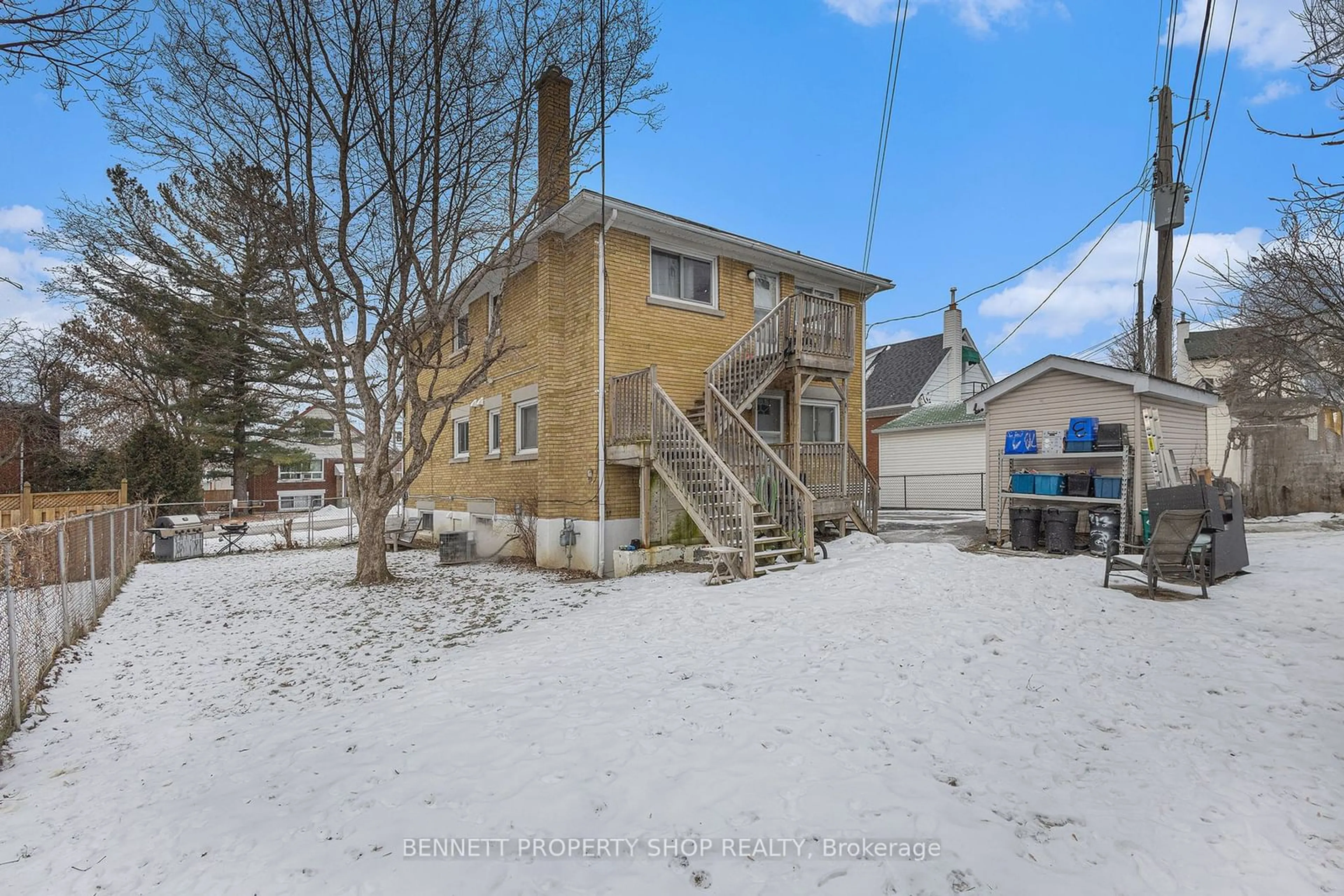 A pic from outside/outdoor area/front of a property/back of a property/a pic from drone, street for 713 MORGAN St, Vanier and Kingsview Park Ontario K1K 3M3