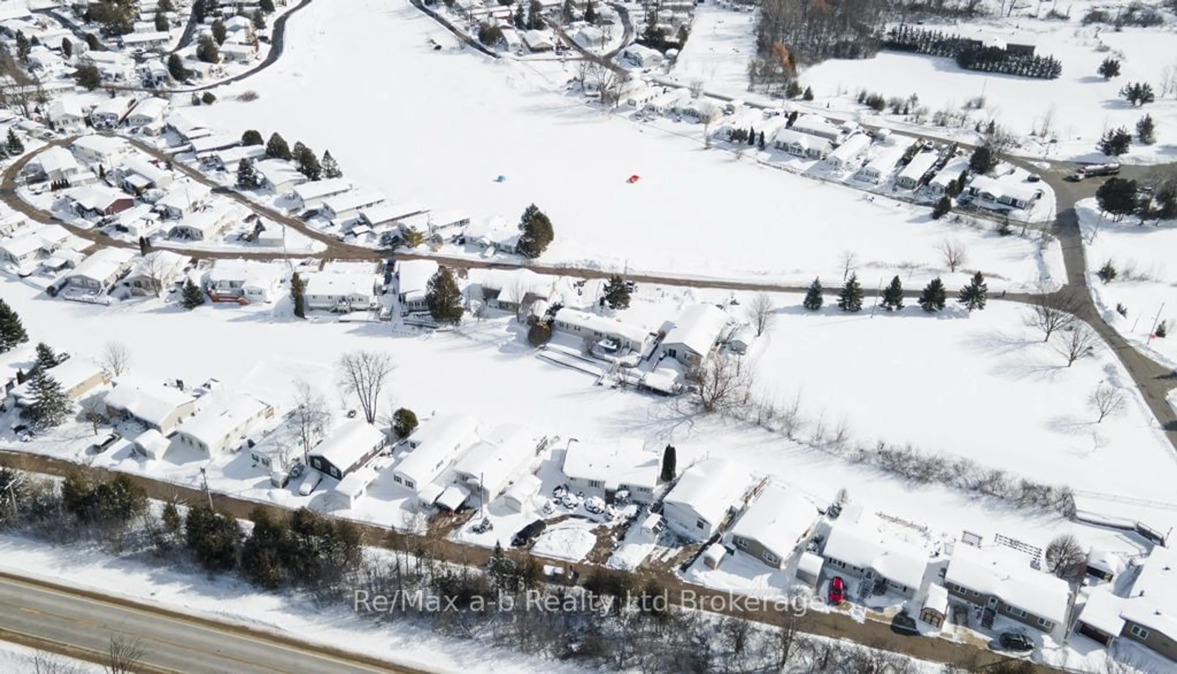 A pic from outside/outdoor area/front of a property/back of a property/a pic from drone, street for 14 Jasper Hts, Puslinch Ontario N0B 2J0