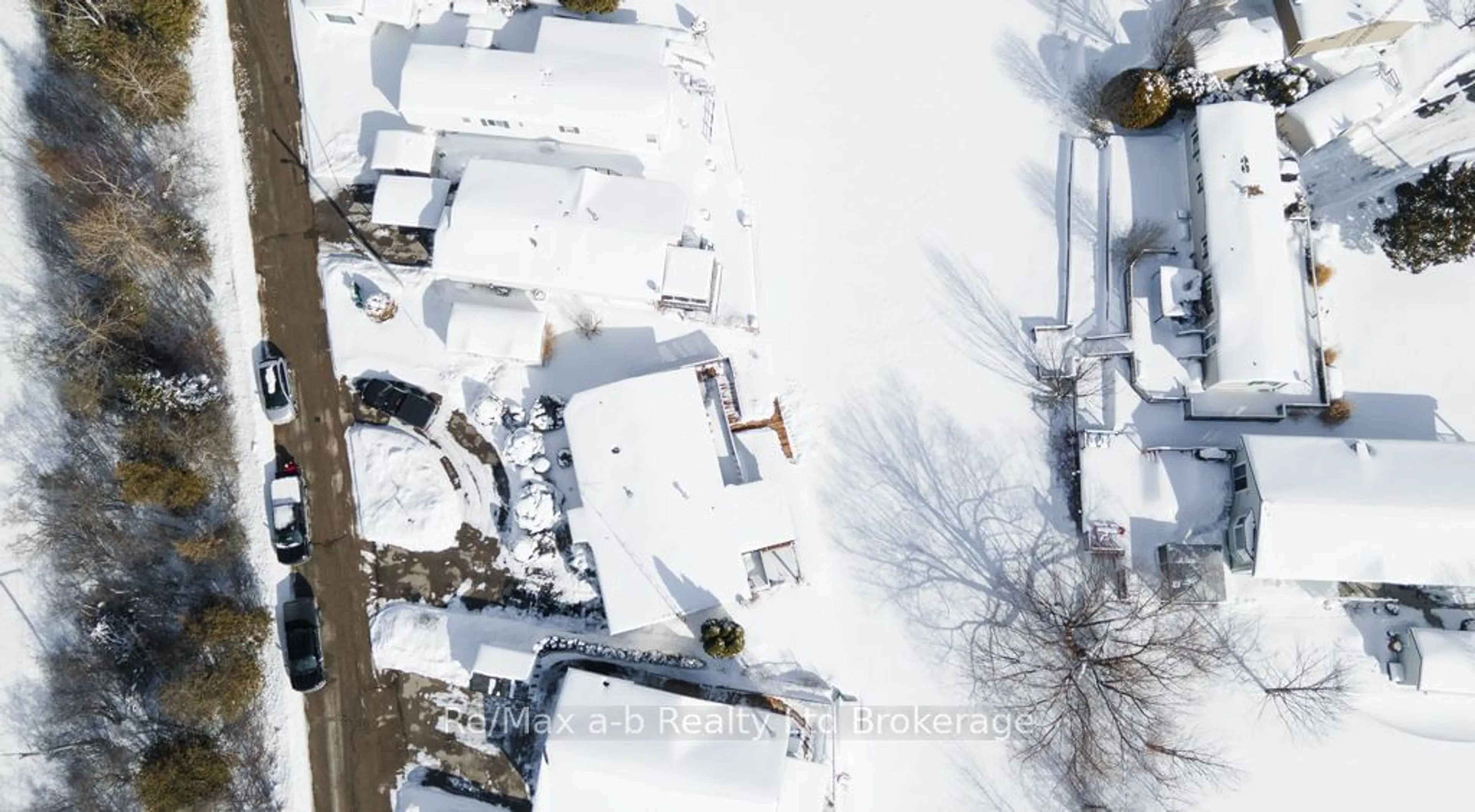 A pic from outside/outdoor area/front of a property/back of a property/a pic from drone, street for 14 Jasper Hts, Puslinch Ontario N0B 2J0