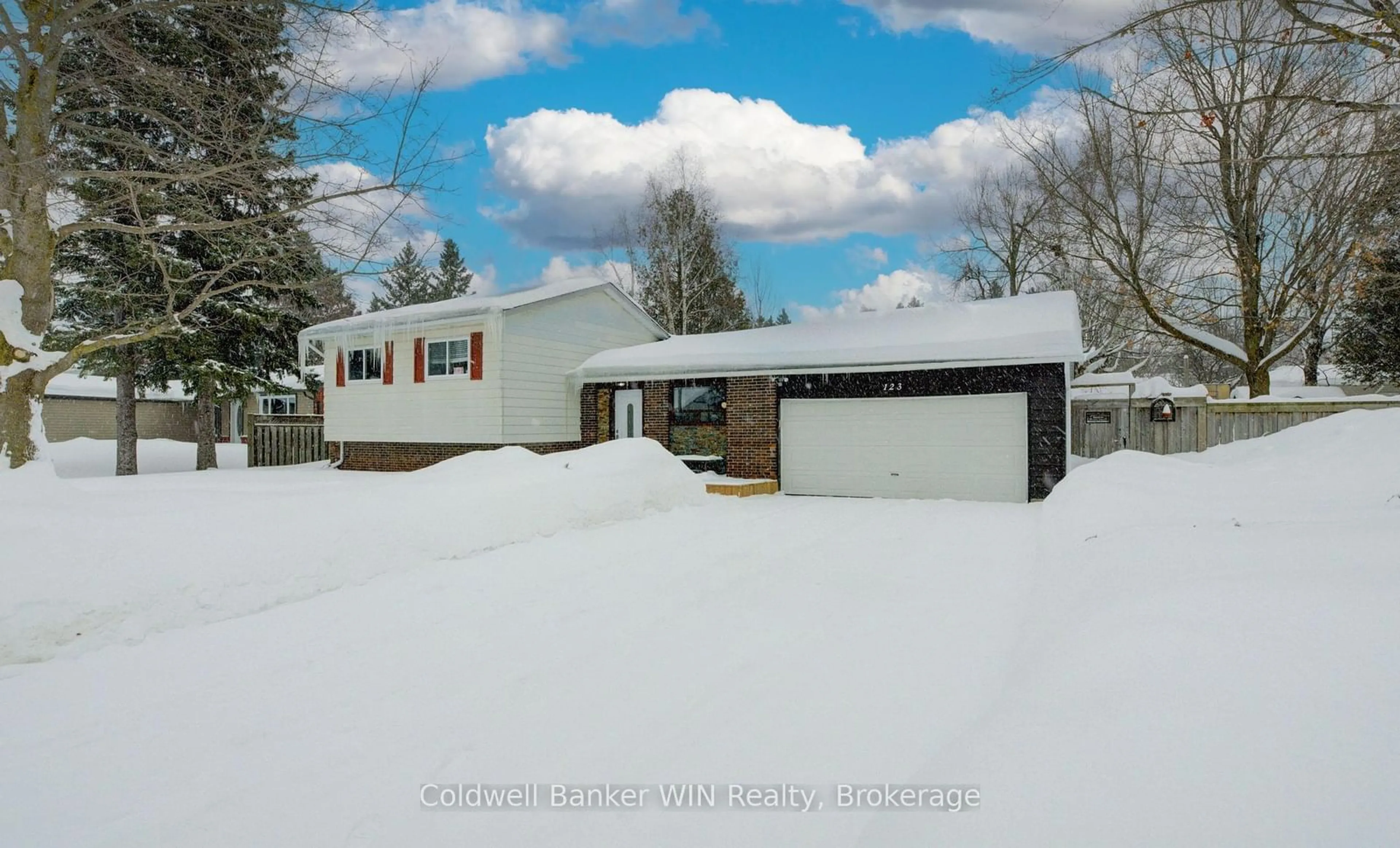 A pic from outside/outdoor area/front of a property/back of a property/a pic from drone, unknown for 123 Ann St, Shelburne Ontario L9V 2W5