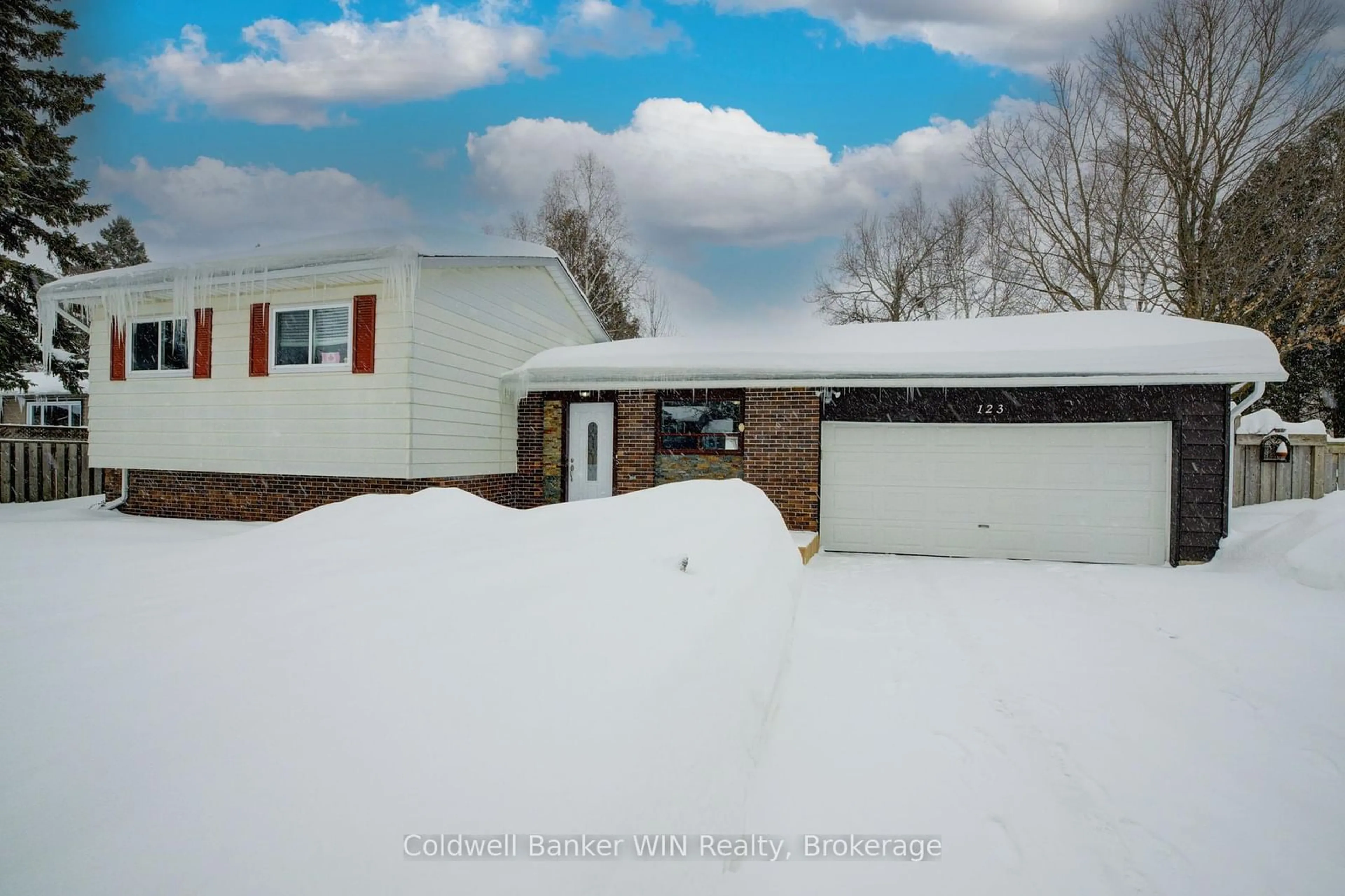 A pic from outside/outdoor area/front of a property/back of a property/a pic from drone, street for 123 Ann St, Shelburne Ontario L9V 2W5