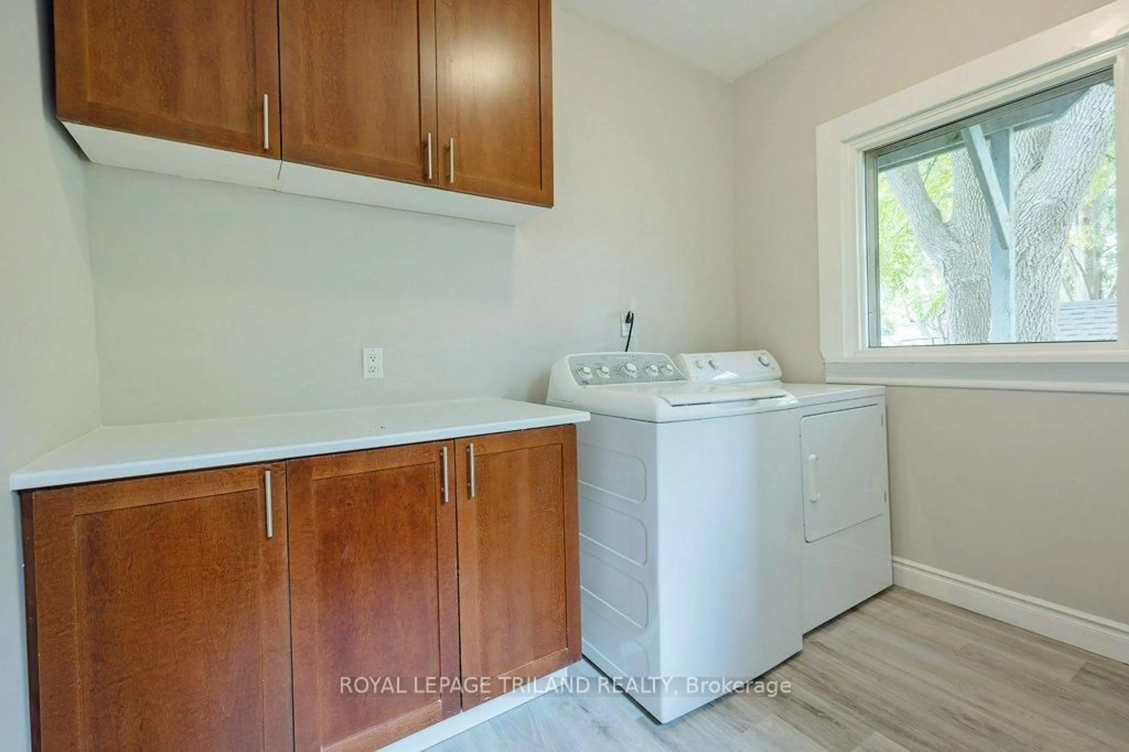 Laundry room for 8 Elizabeth St, St. Thomas Ontario N5R 2W9