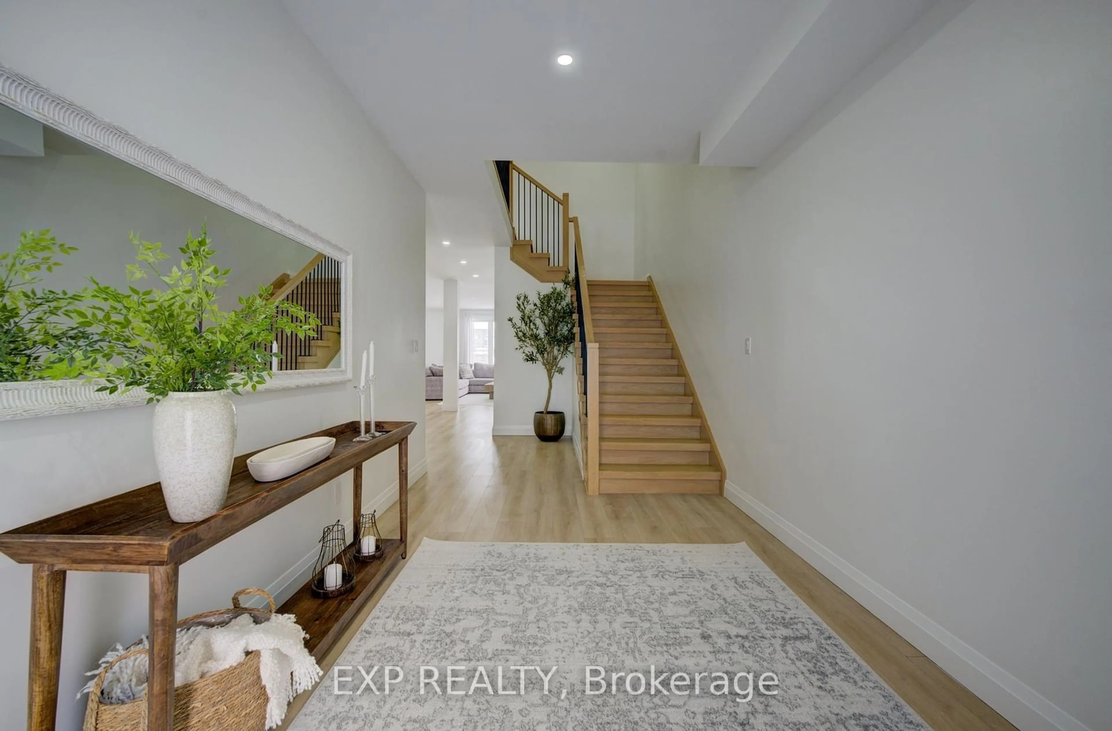 Indoor entryway for 153 Cityview Dr, Guelph Ontario N1E 6Y7