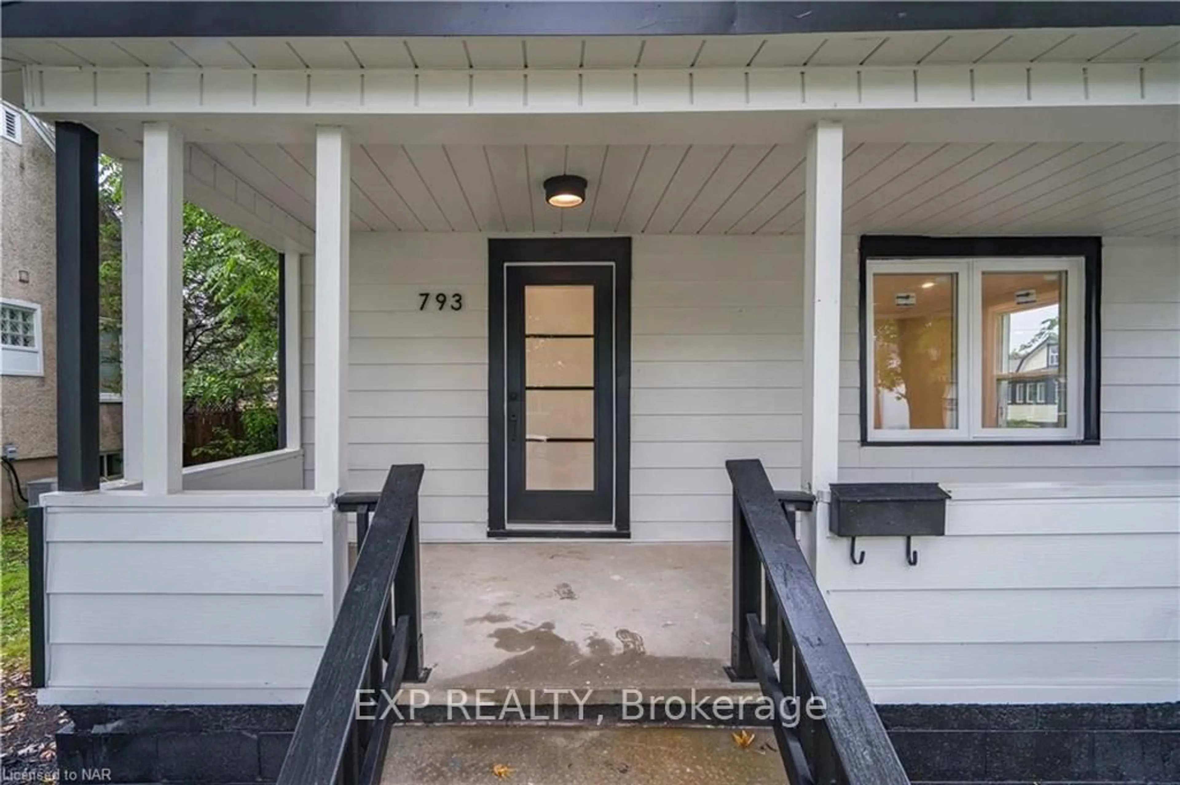 Indoor entryway for 793 Steele St, Port Colborne Ontario L3K 4Z5