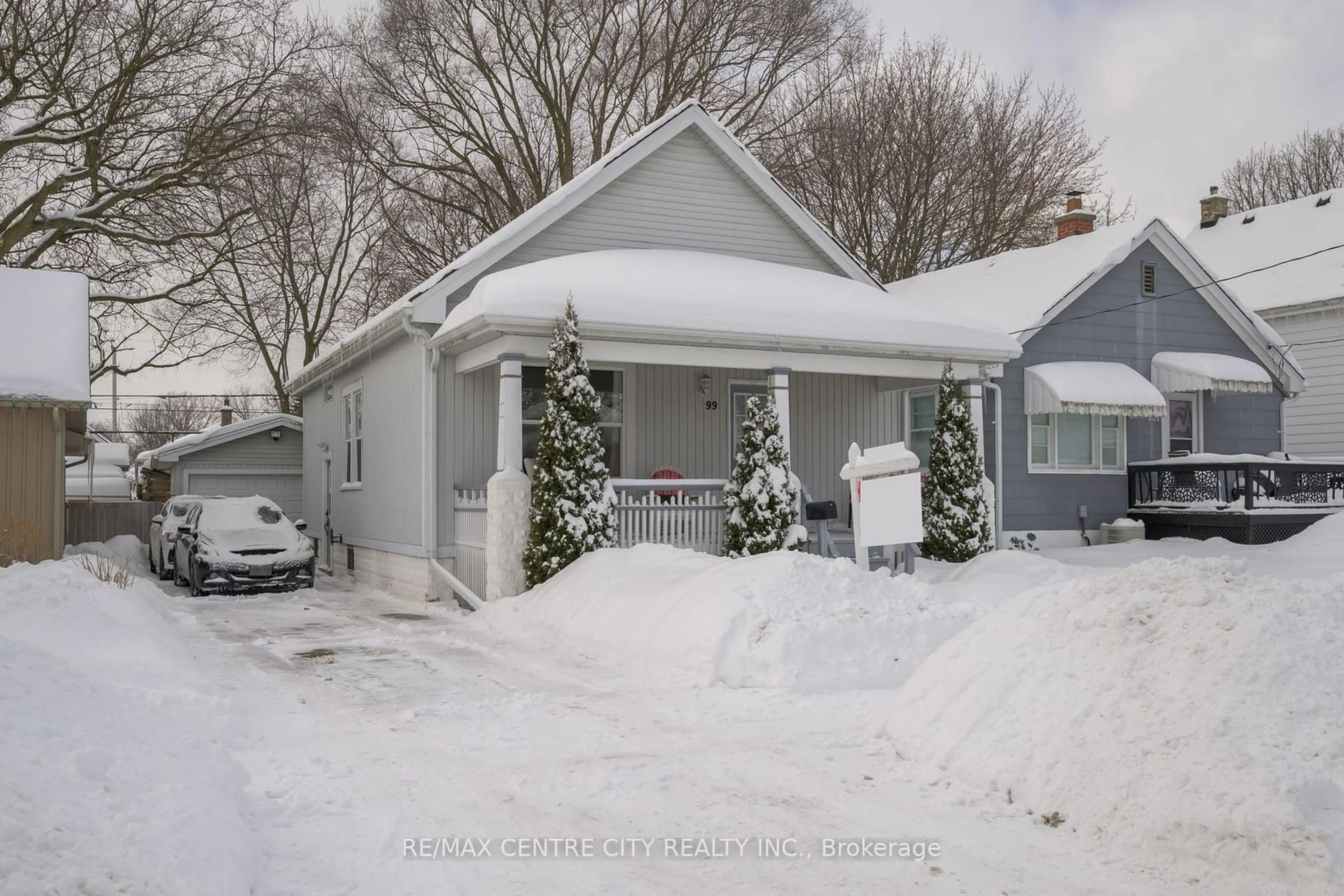 A pic from outside/outdoor area/front of a property/back of a property/a pic from drone, street for 99 St Julien St, London Ontario N5Z 2M5