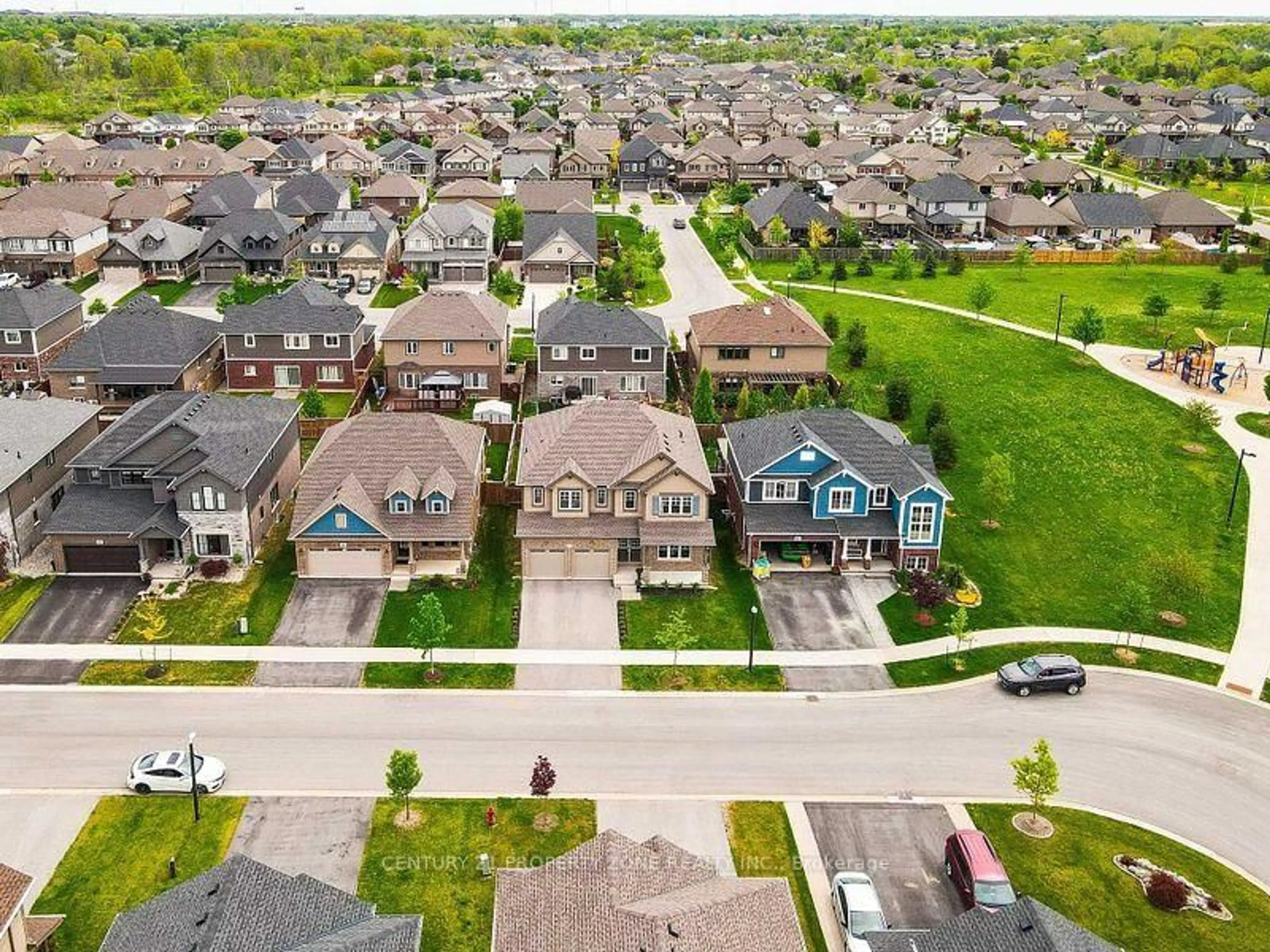 A pic from outside/outdoor area/front of a property/back of a property/a pic from drone, street for 379 Silverwood Ave, Welland Ontario L3C 0C6