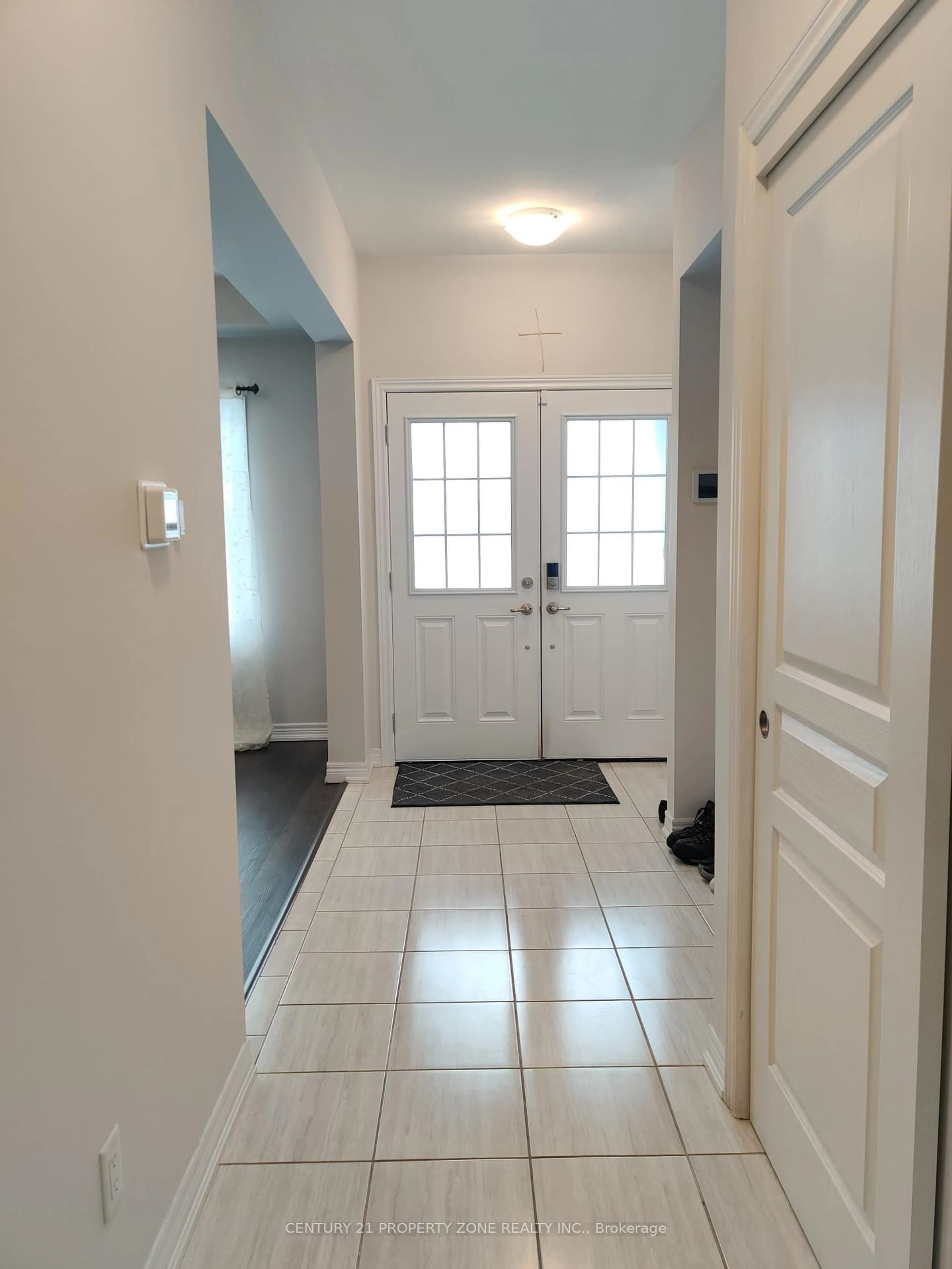 Indoor entryway for 379 Silverwood Ave, Welland Ontario L3C 0C6